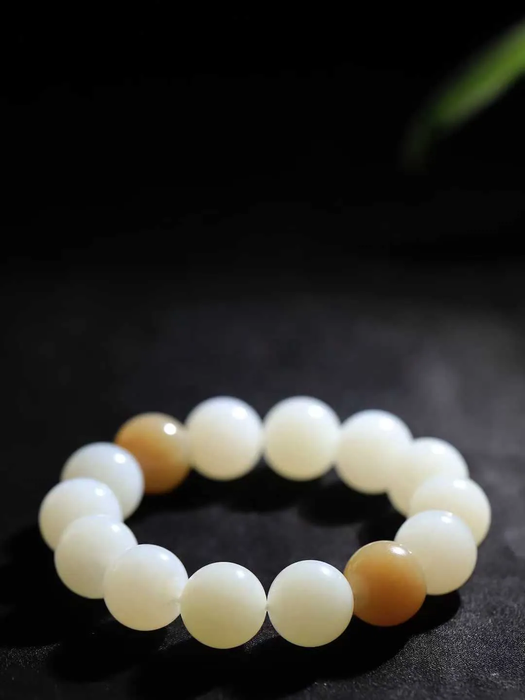 【珠圆玉润.手串】

精品和田玉糖白玉珠圆玉润手串 玉质温润细腻  整串打磨圆润，佩戴舒适。珠珠落玉盘，间关莺语花底滑，一生美好时光，无论身在何处，都有它相伴相守。事事顺遂，幸福美满，吉祥如意。重74.3克   尺寸取一15.1mm   FDL-69117400