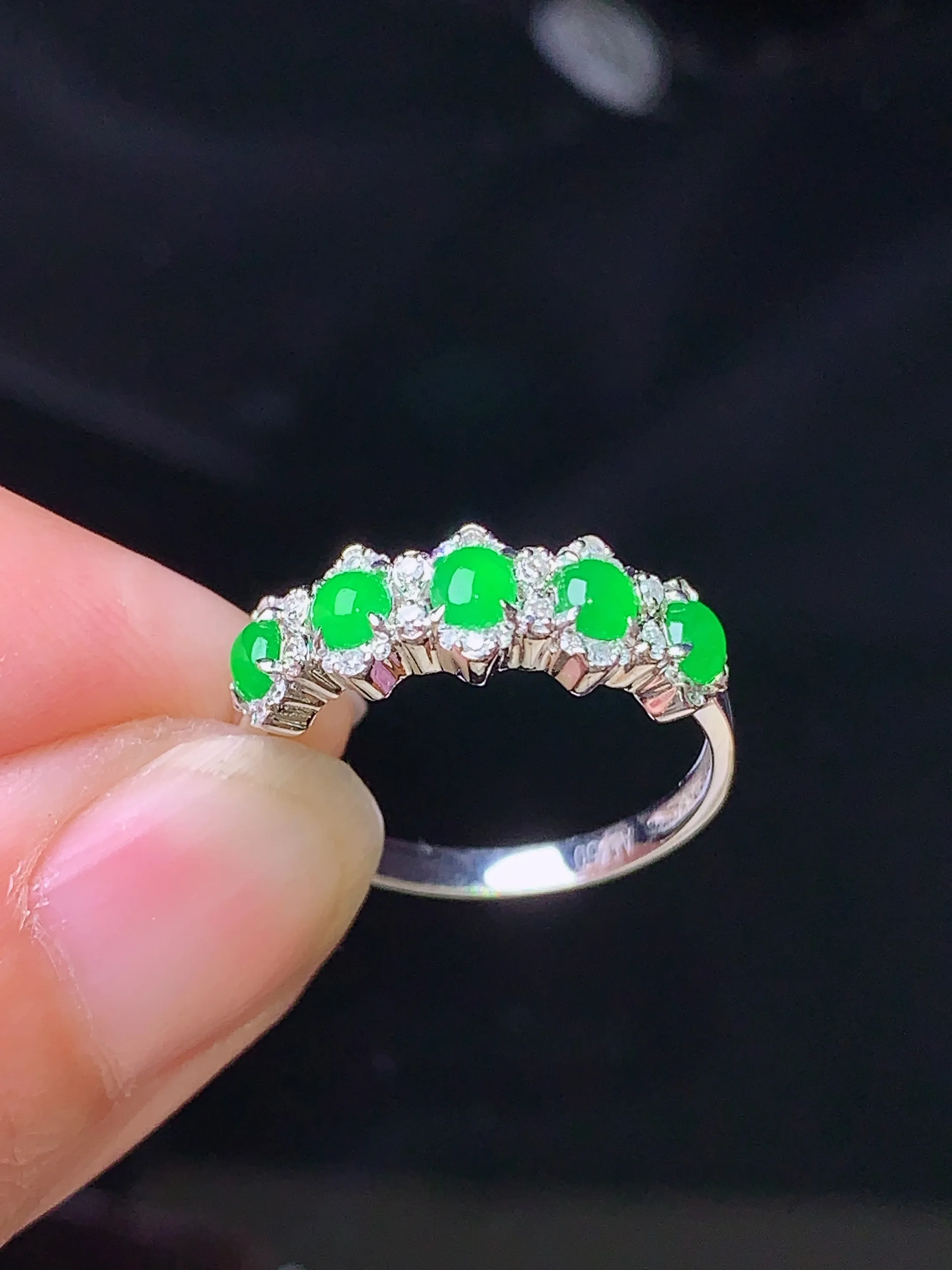 18k金钻镶嵌满绿蛋面组合戒指 玉质细腻 色泽清新艳丽 圈口13.5 整体尺寸2.8*2.3*2