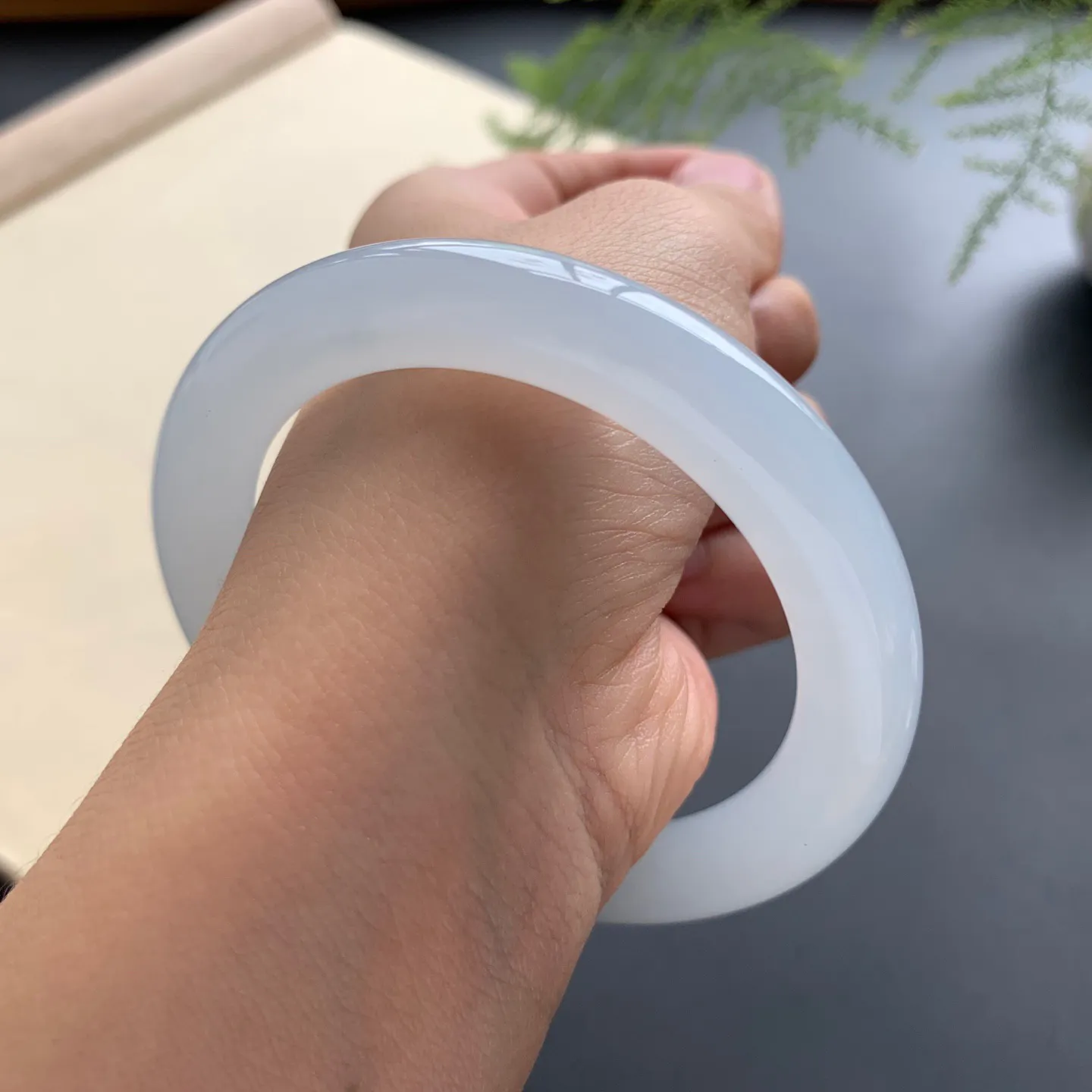 55圈口冰圆条手镯 尺寸：55-10-10.2，无纹裂，白净光滑，水润起胶