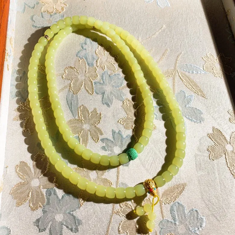 新疆和田玉若羌黄口料直切老型珠项链。单颗尺寸7/8玉质细腻油润。手推出油。佩戴高端典雅。lt2511