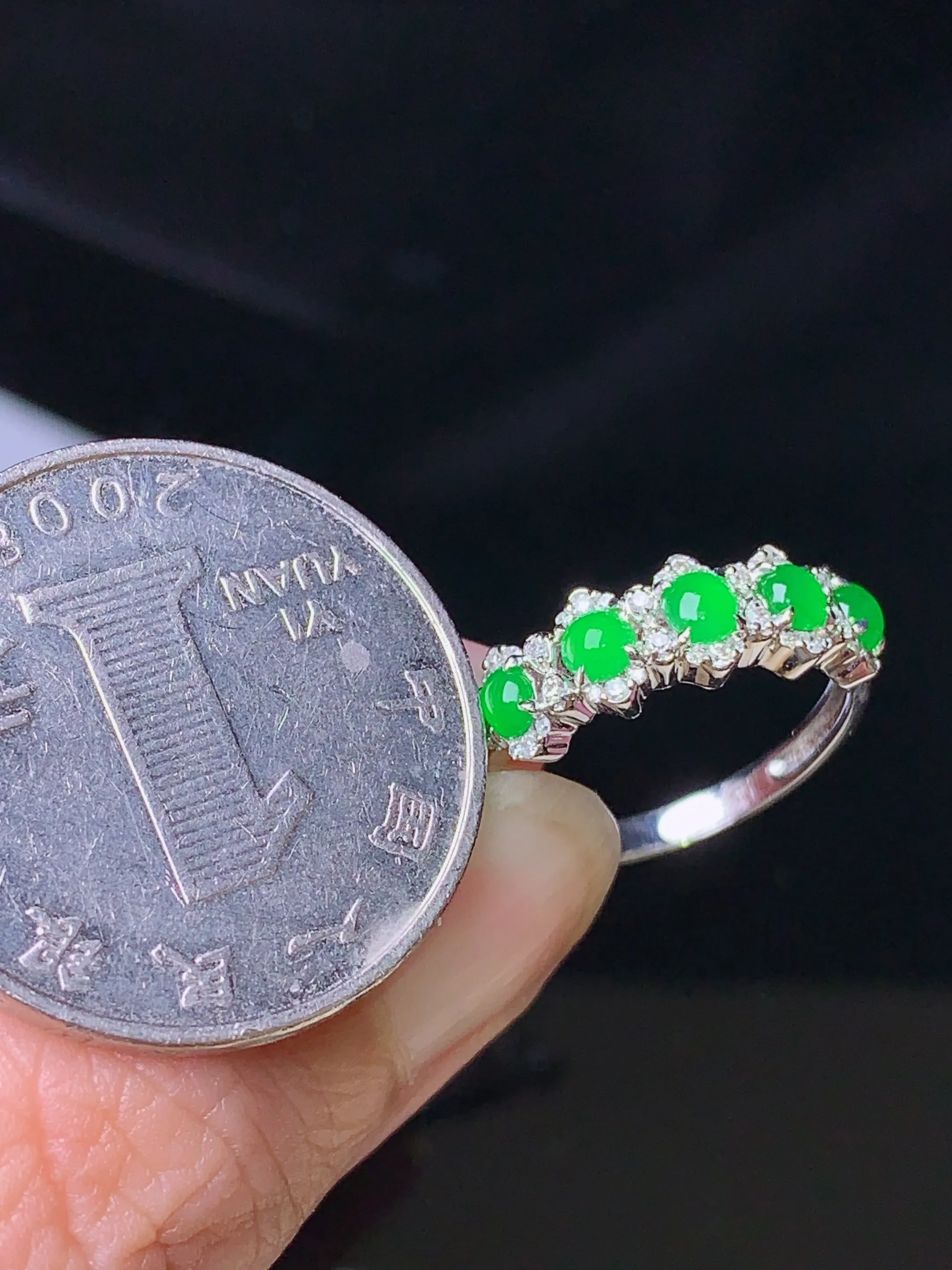 18k金钻镶嵌满绿蛋面组合戒指 玉质细腻 色泽清新艳丽 圈口13.5 整体尺寸2.8*2.3*2