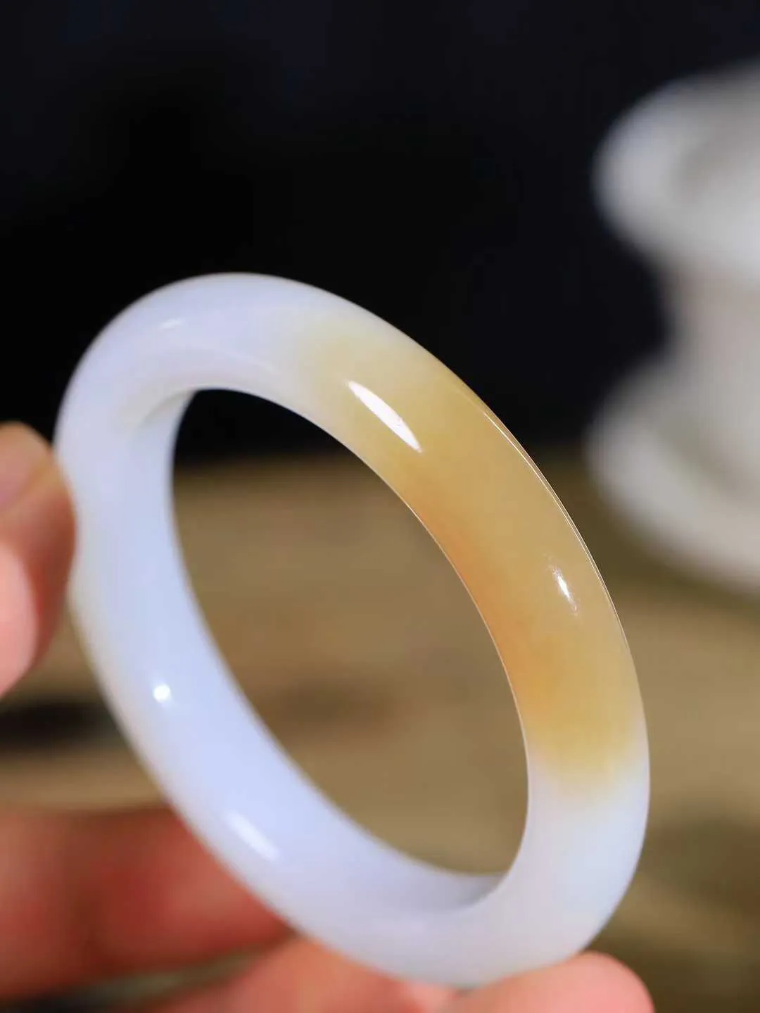 【暖玉生香·手镯】

收藏级️和田玉糖白玉手镯，质地油润细腻，色泽高贵典雅，镯型古朴典雅。在诗情画意的雨巷相遇，你是我腕间的一抹风情，有你眸有深情，清风荡漾湖间静水，我愿俯身低眉，在烟波涟漪处，寻你深情倩影。内径53.5mm 尺寸11.1-9mm 重49.2克45110432A