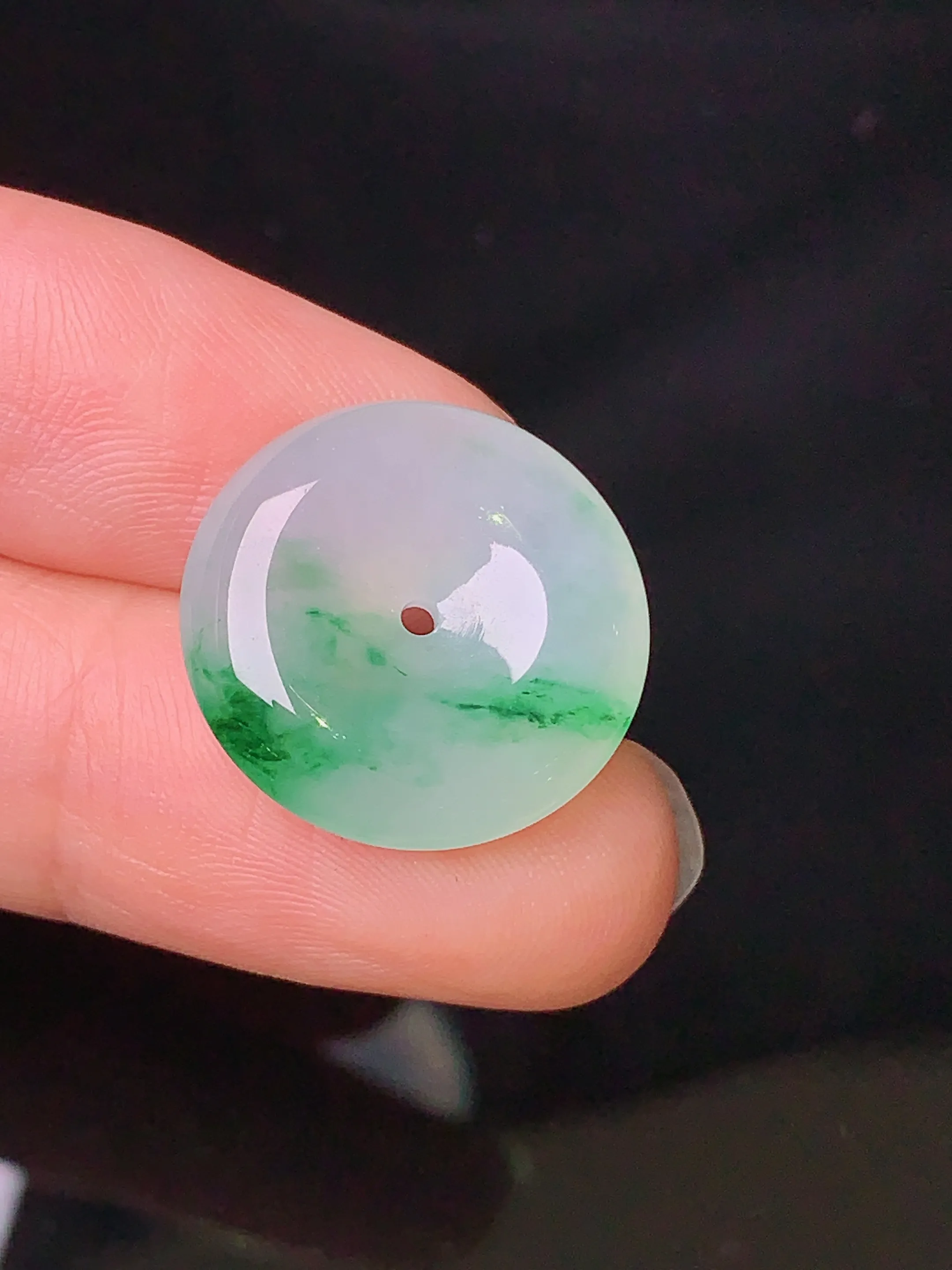 飘绿平安扣吊坠 玉质细腻 色泽清新艳丽 整体尺寸18.2*5.2