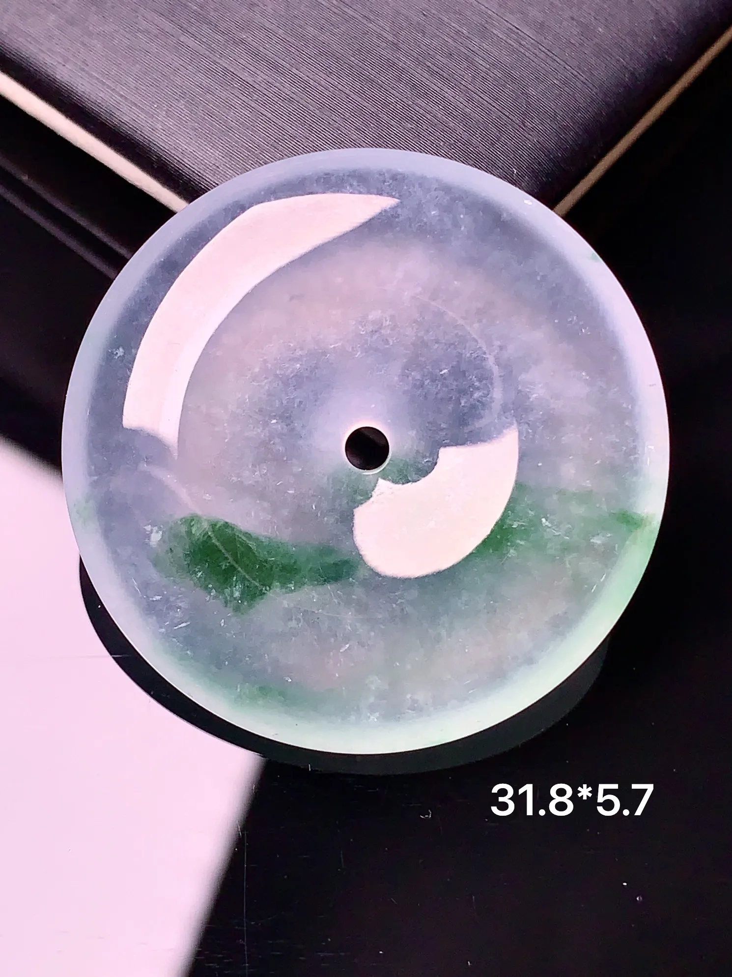 玻璃种飘绿平安扣吊坠 玉质细腻 色泽清新艳丽 整体尺寸31.8*5.7