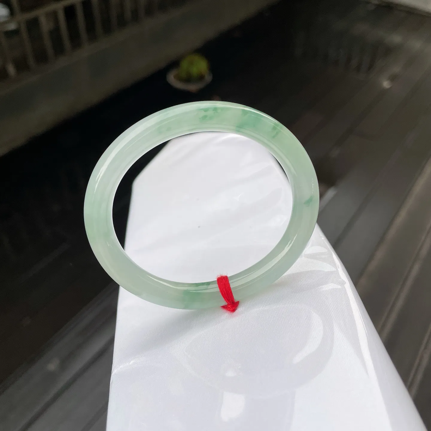 54贵妃🫑
飘花，底色似清透的湖水，澄澈又柔和，星星点点的翠绿，如春日枝头新绽的嫩叶，