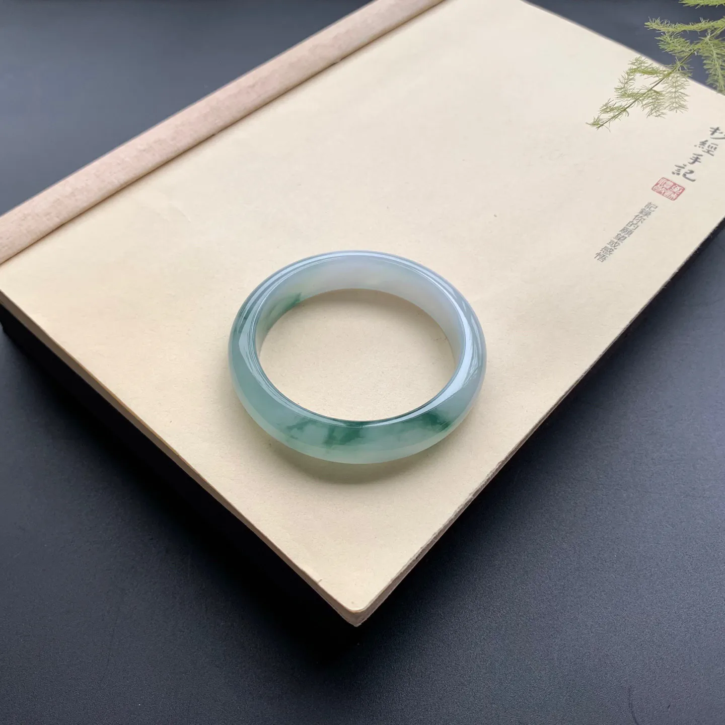 56.6圈口飘花正圈手镯 尺寸：56.6-13-8，无纹裂，水润起胶，优雅迷人