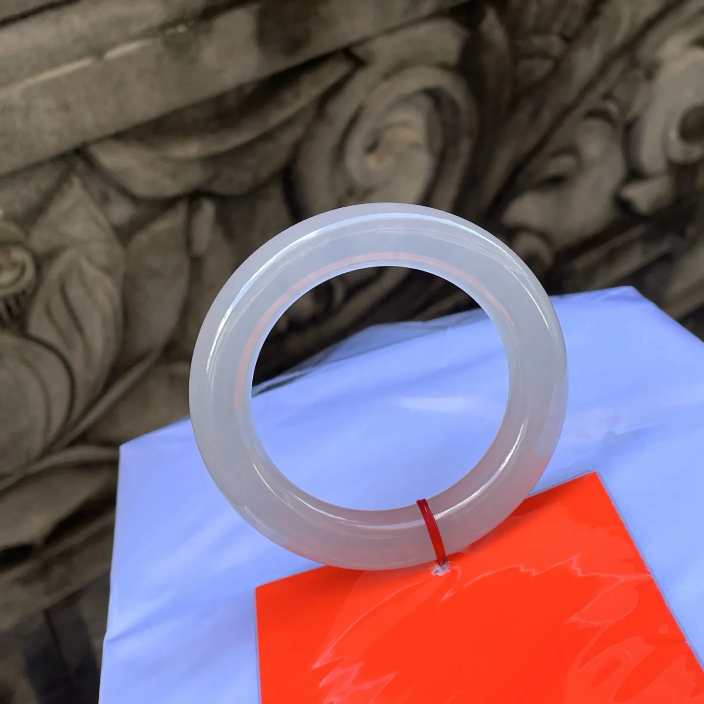 54圆条
白月光，胖冰条子，莹润得像将晨露锁进了玉里，在光下流转着素净的光晕，藏着岁月打磨的温婉，是古典雅致的诗行