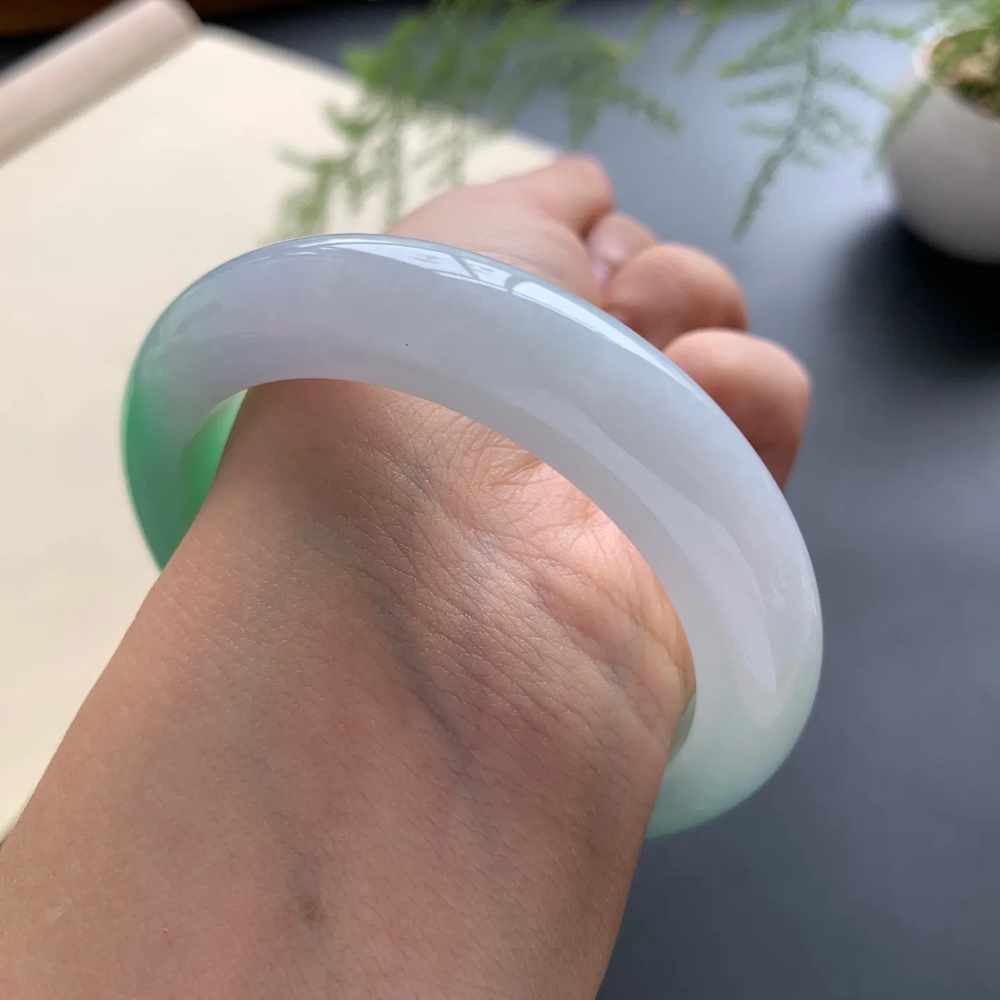 53.8圈口飘绿正圈手镯 尺寸：53.8-12-9.5，无纹裂，色泽靓丽，优美迷人