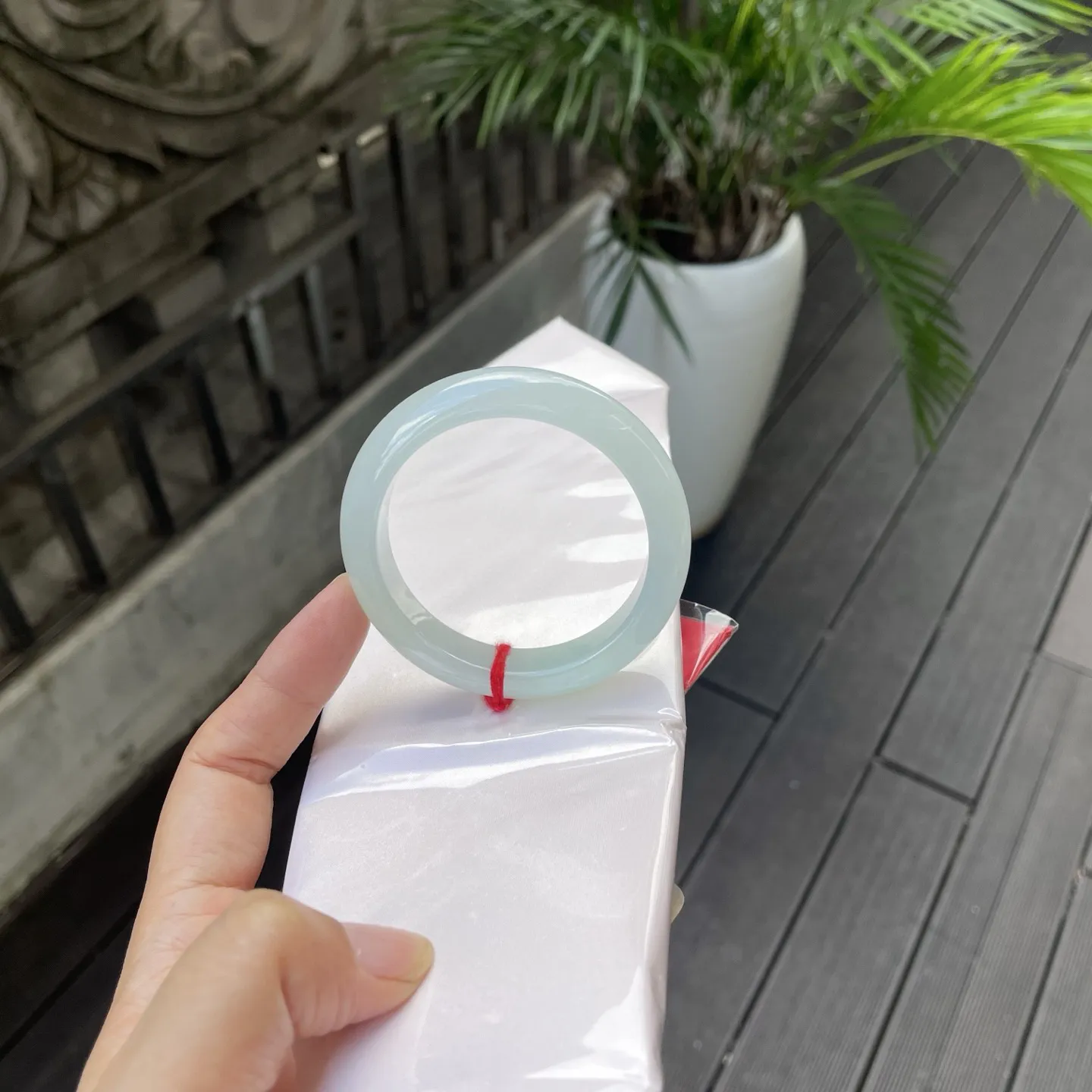 52圈口
晴底，色泽如清晨薄雾里的新柳，清新又柔和，