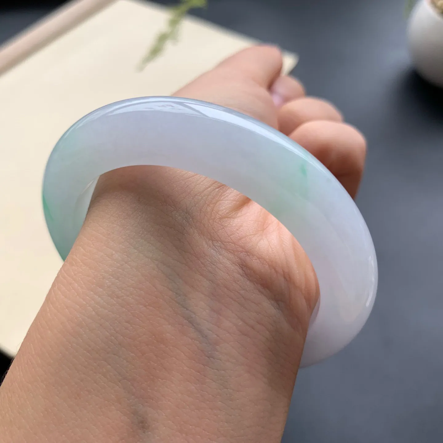 52圈口飘绿正圈手镯 尺寸：52-10.5-9.2，无纹裂，水润细腻，优美迷人