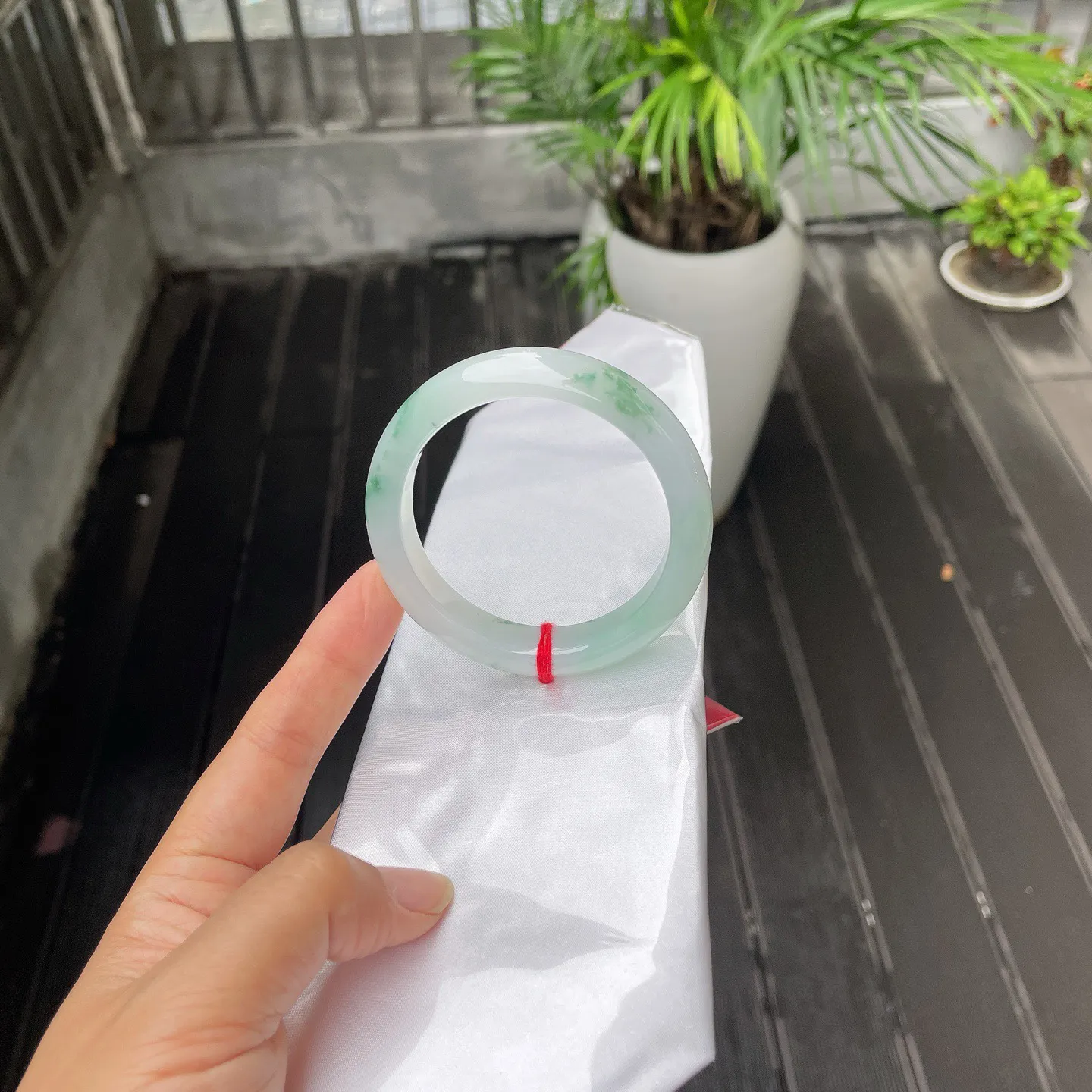 55圈口
飘花，江南烟雨中的翠影，清透间缀着灵动的绿，在腕间晕染出诗意的朦胧