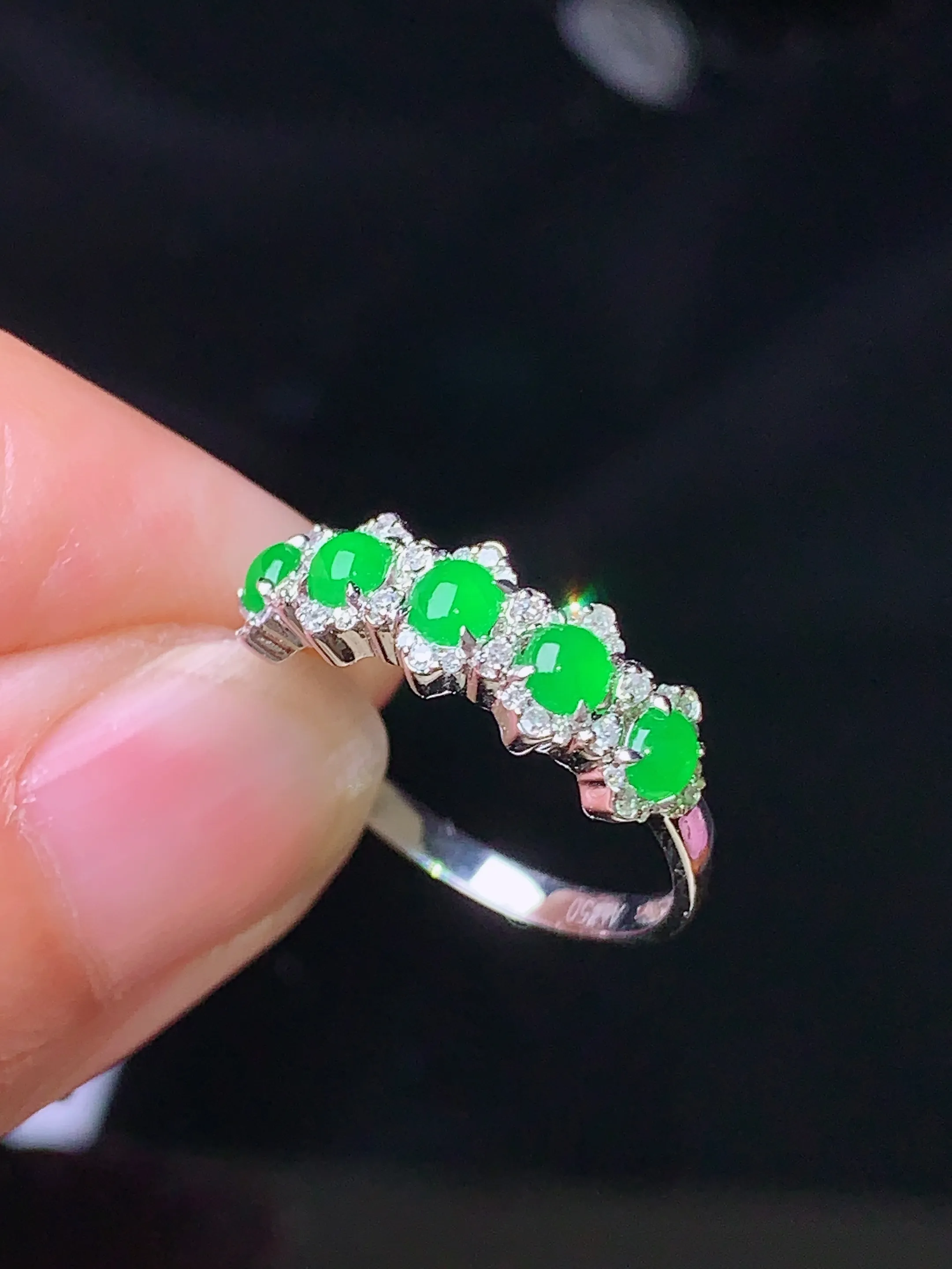 18k金钻镶嵌满绿蛋面组合戒指 玉质细腻 色泽清新艳丽 圈口13.5 整体尺寸2.8*2.3*2