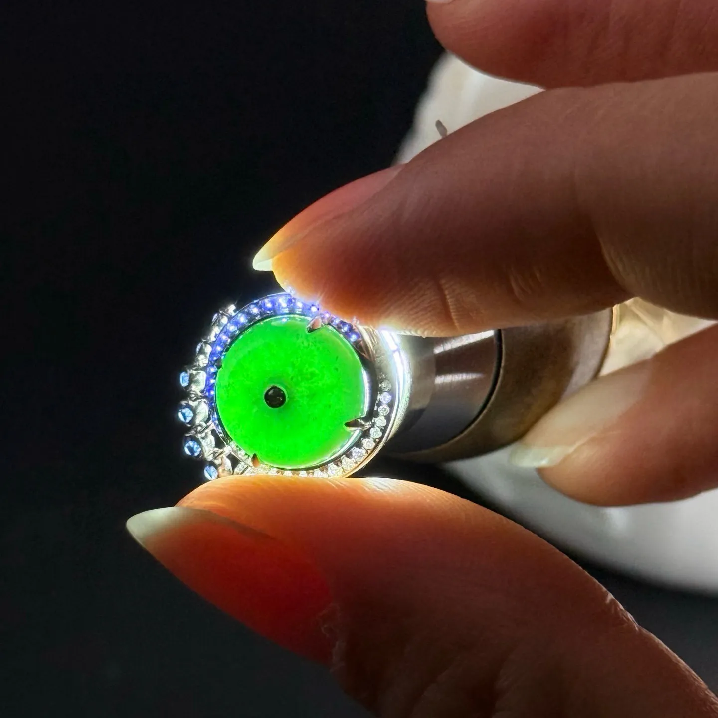 精品18k墨翠平安扣耳钉 种好色正 黑度极好 打灯通透 油性十足 尺寸13