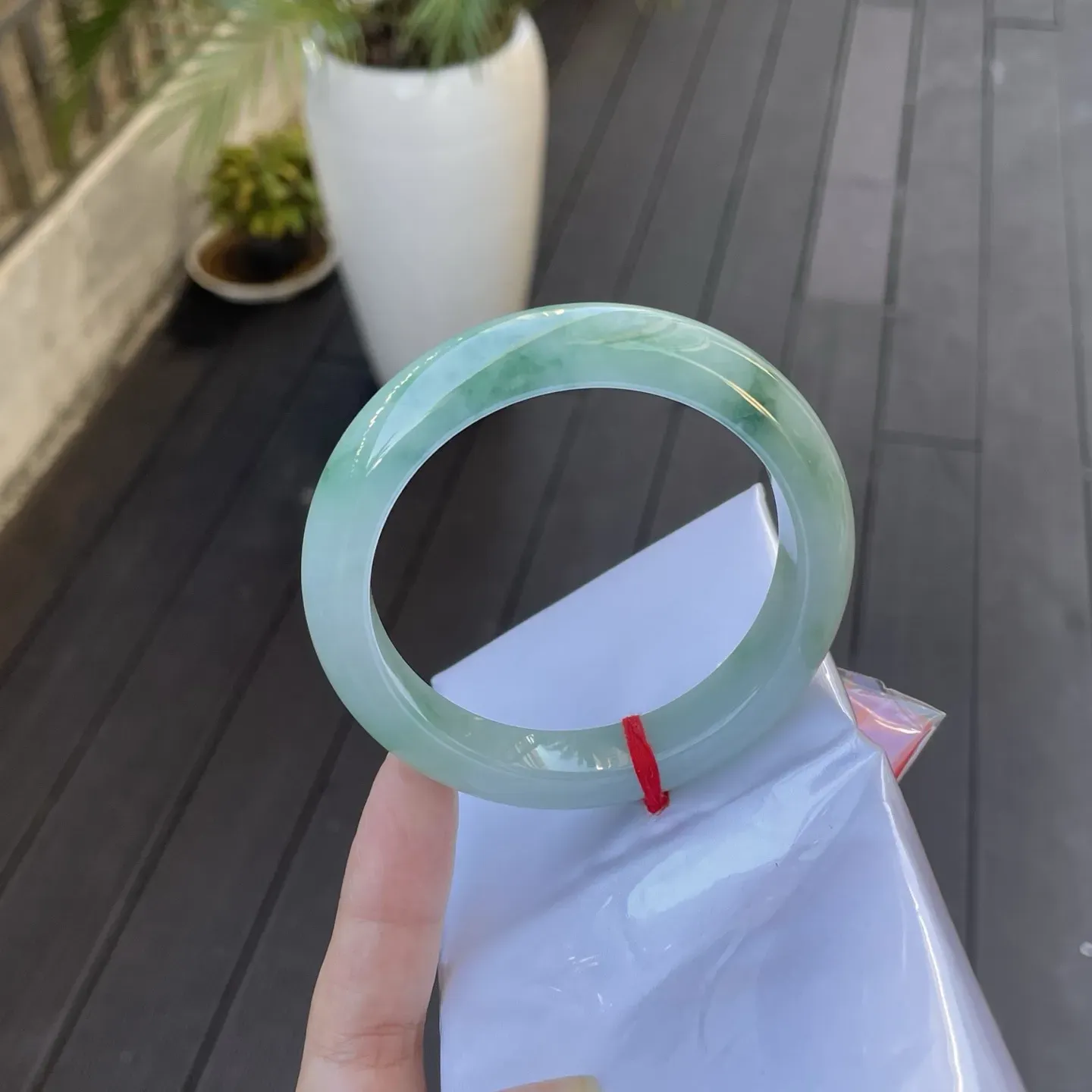 61圈口️
飘花，浅绿与深绿交织，如春水漫过青石板，
光泽莹润，藏着一整个清晨的露珠