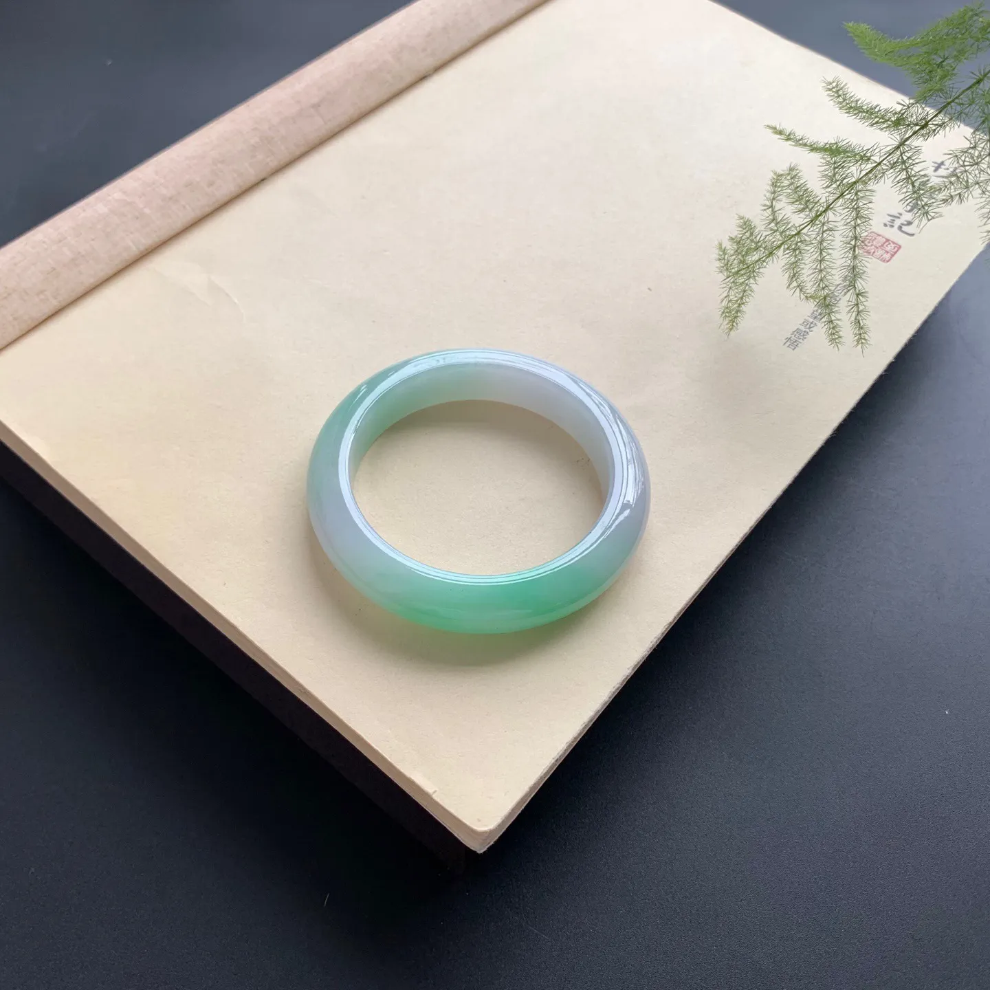 53.8圈口飘绿正圈手镯 尺寸：53.8-12-9.5，无纹裂，色泽靓丽，优美迷人