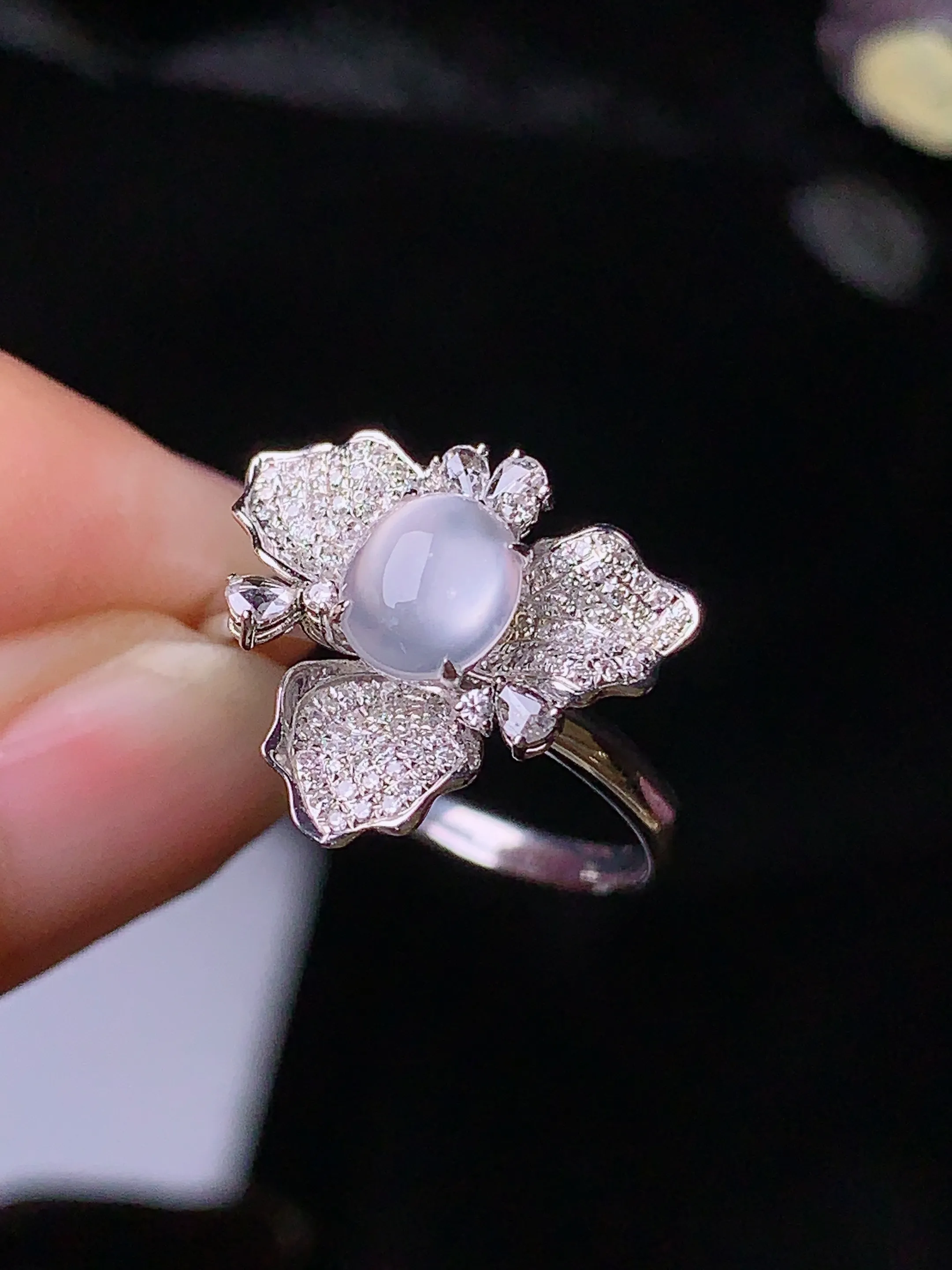 18k金钻镶嵌冰种蛋面戒指 玉质细腻 色泽艳丽 圈口13.5 整体尺寸14.5*16*8.3