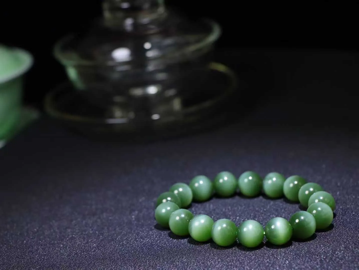 【腕间风华.手串】

精品️和田玉碧玉猫眼圆珠手串，天然纯净，玉质细腻，圆润如珠，佩戴于腕间，尽显高贵气质。无论是日常搭配还是重要场合，都是您优雅风范的点睛之笔。

重46.8克  尺寸取一12mm  O82420612583