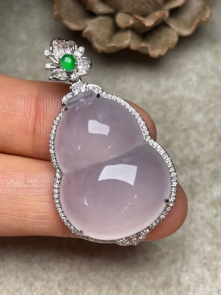 冰种葫芦吊坠、真金真钻镶嵌，种水好，玉质细腻 .裸石尺寸 26.0*19.7