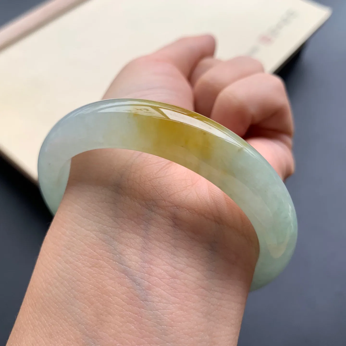 53圈口飘黄翡正圈手镯 尺寸：53-12-7.8，无纹裂，细腻光滑，色泽亮丽