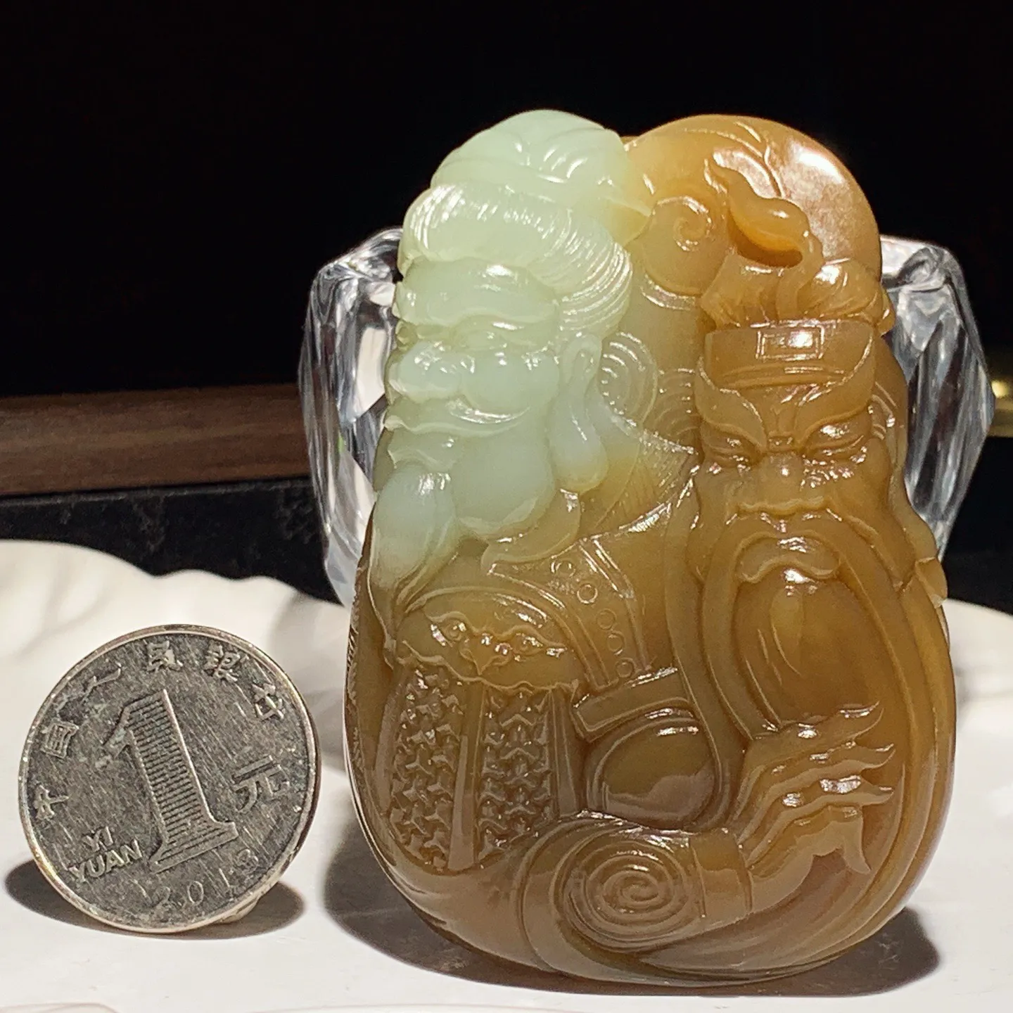 新疆和田玉且末糖桃园三结义把件。尺寸69/50/25重135.5克。玉质细腻油润。手推出油。佩戴高端典雅。lt251104