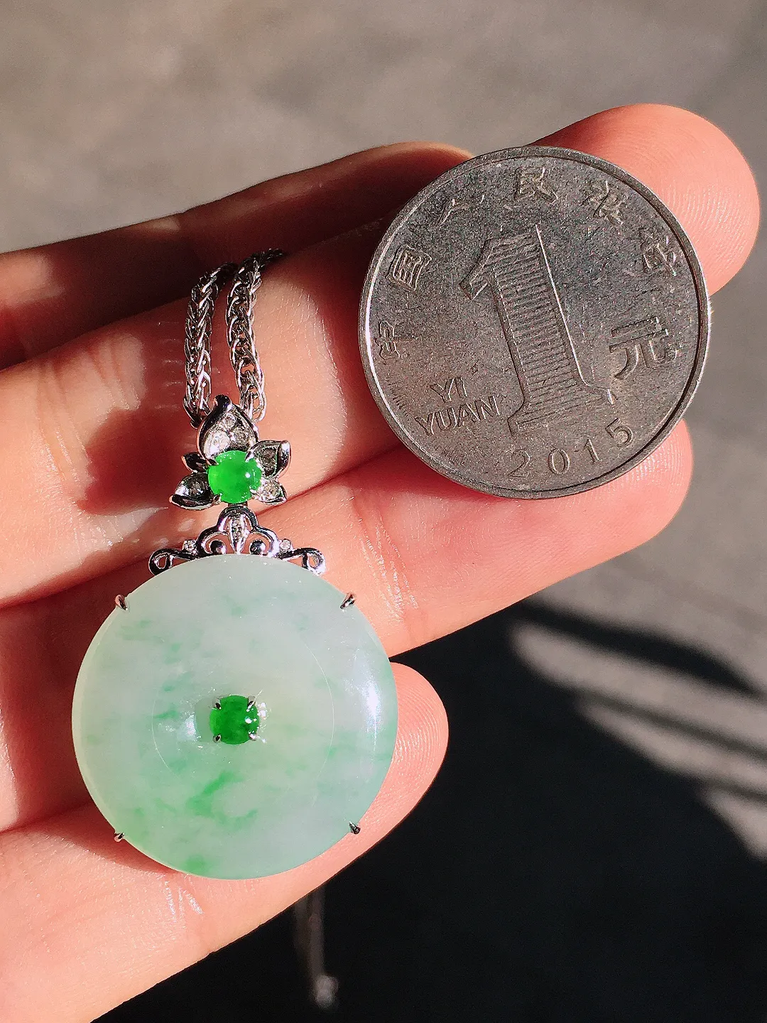 飘绿平安扣吊坠，色泽艳丽，玉质细腻，荧光感超
强，饱满圆润，尽显优雅气质，18k
金豪华镶嵌