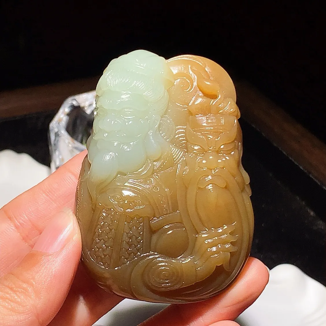 新疆和田玉且末糖桃园三结义把件。尺寸69/50/25重135.5克。玉质细腻油润。手推出油。佩戴高端典雅。lt251104