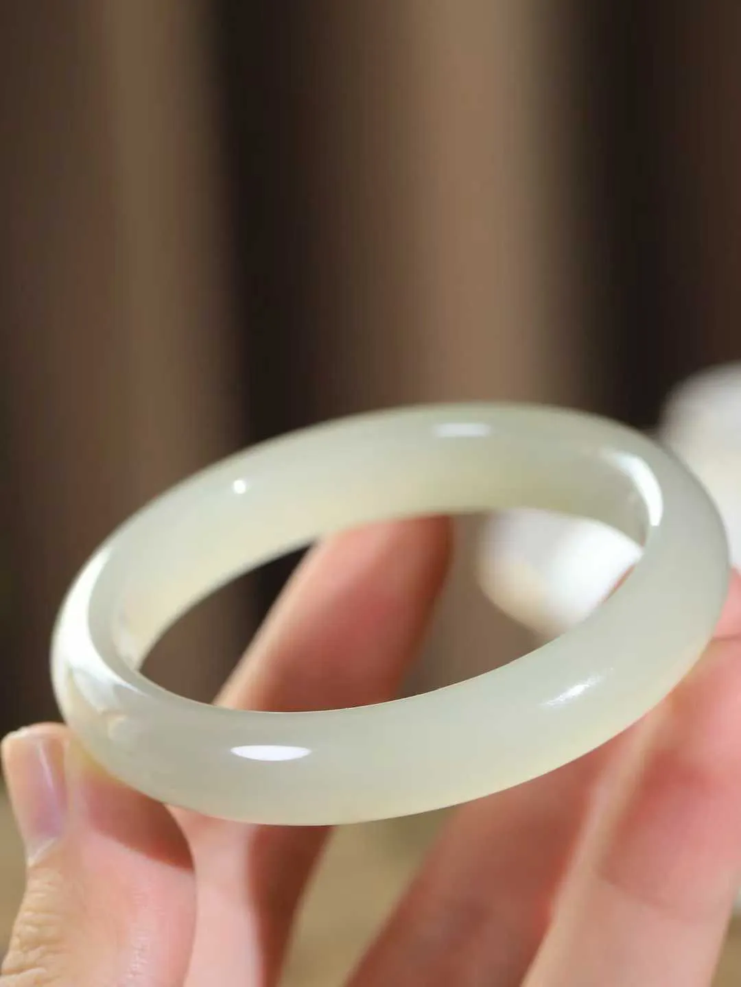 【婉约佳人.手镯】

精品和田玉冰底手镯 玉质温润细腻 油性十足 手感舒适，高华雅逸，线条流畅，简约大气，美自天成，素雅高贵。佩戴于腕间，婉约之美，举手投足间透出那份低调奢华。重50.6克 内径56.5mm  尺寸12-8.5mm   FDA-69110531