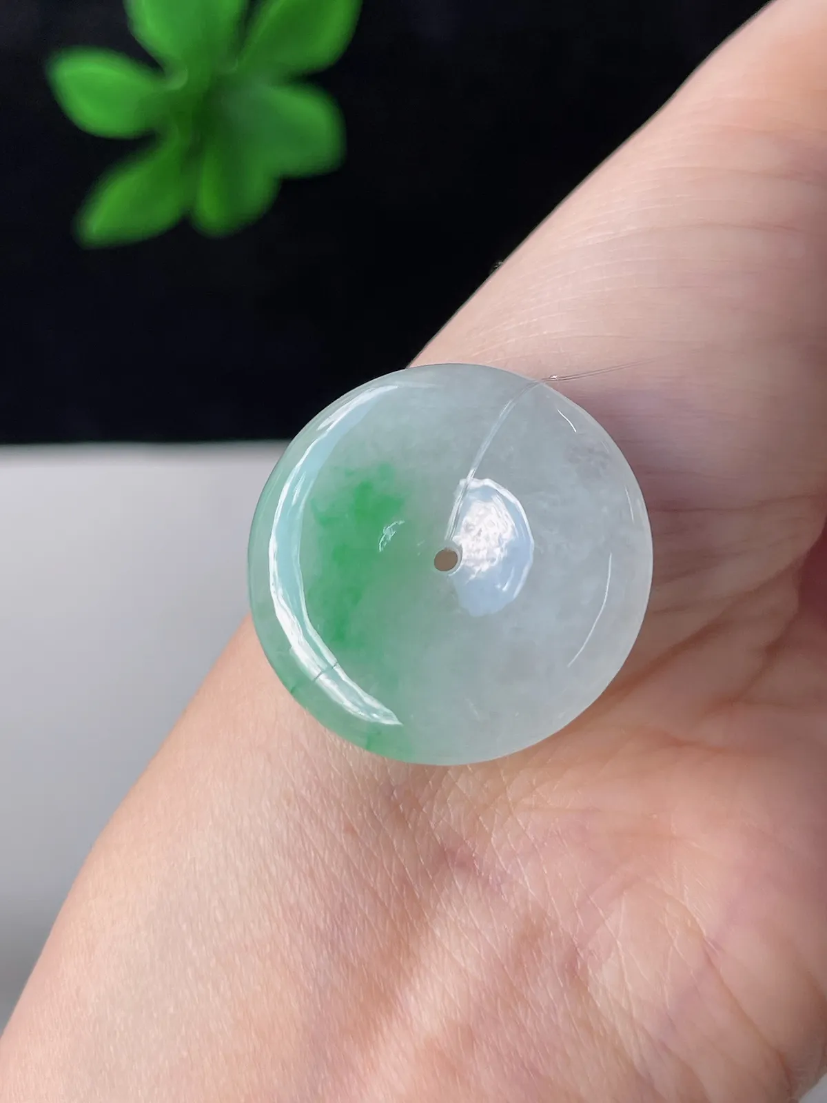 翡翠冰糯种飘绿平安扣