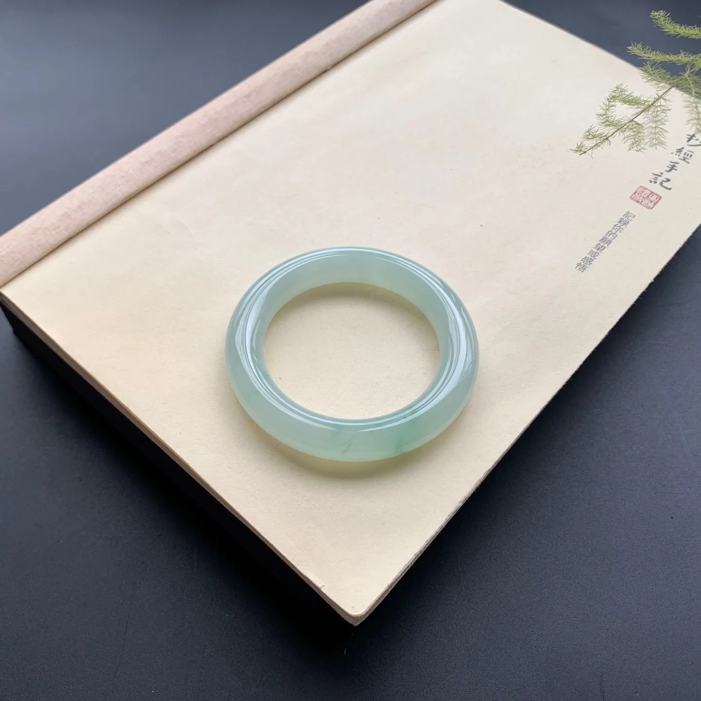 54.5圈口冰晴底飘花圆条手镯 尺寸：54.5-12-11.5，无纹裂，水润饱满，胶感十足