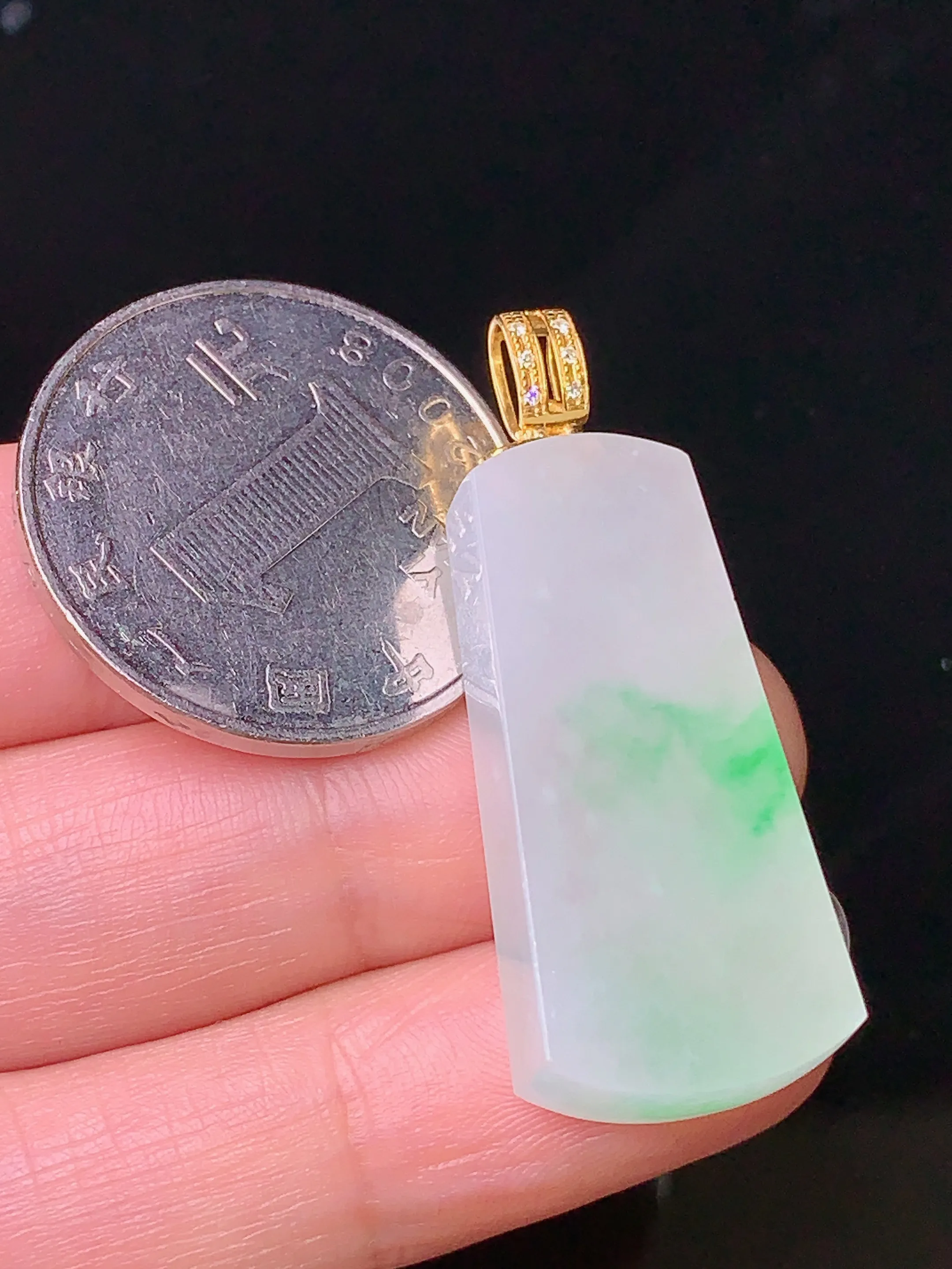 18k金钻镶嵌飘绿无事牌吊坠 玉质细腻 色泽艳丽 整体尺寸38.8*14.7*6