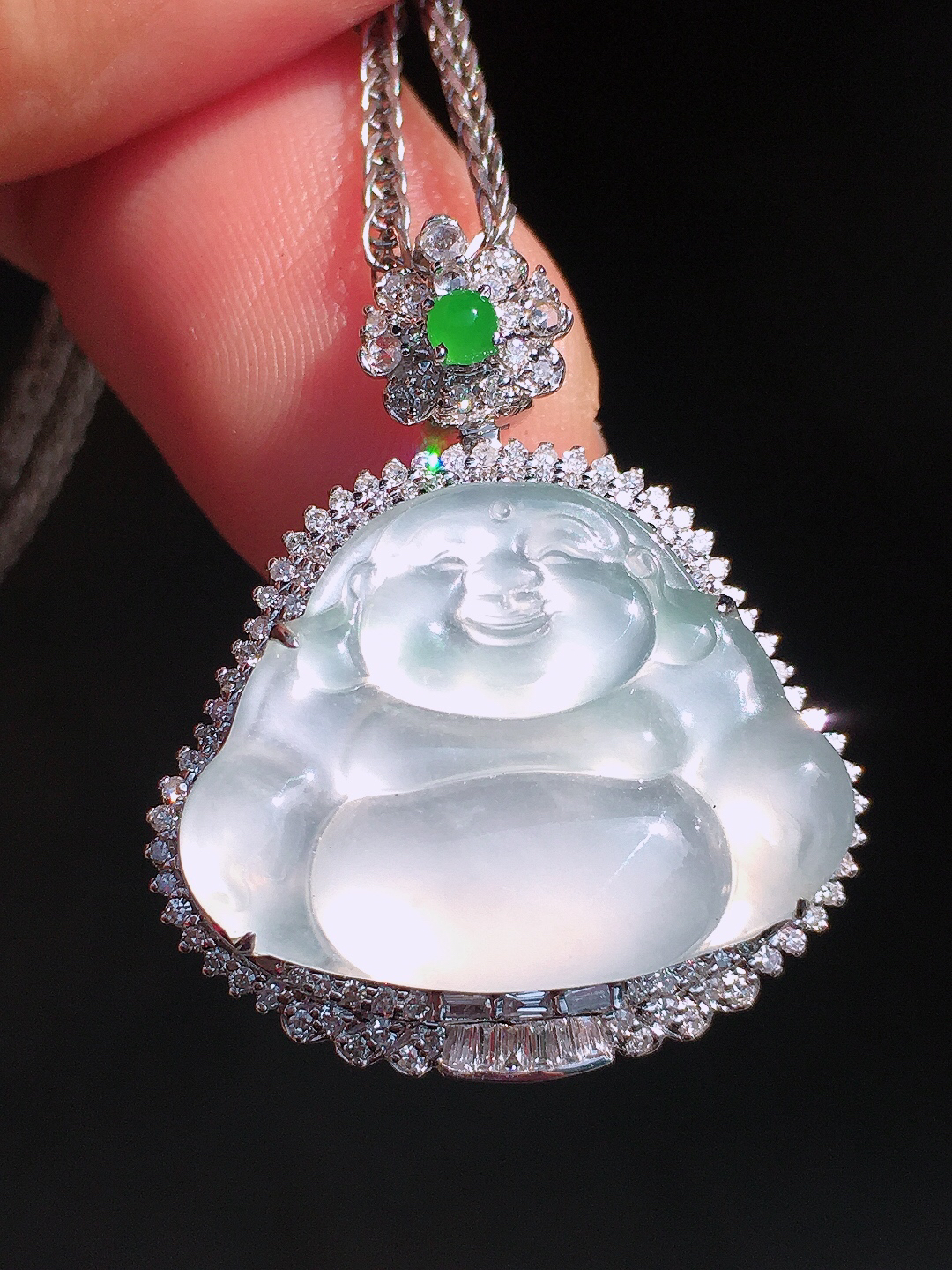 冰种佛公吊坠，玉质细腻，荧光感超
强，饱满圆润，尽显优雅气质，18k
金豪华镶嵌