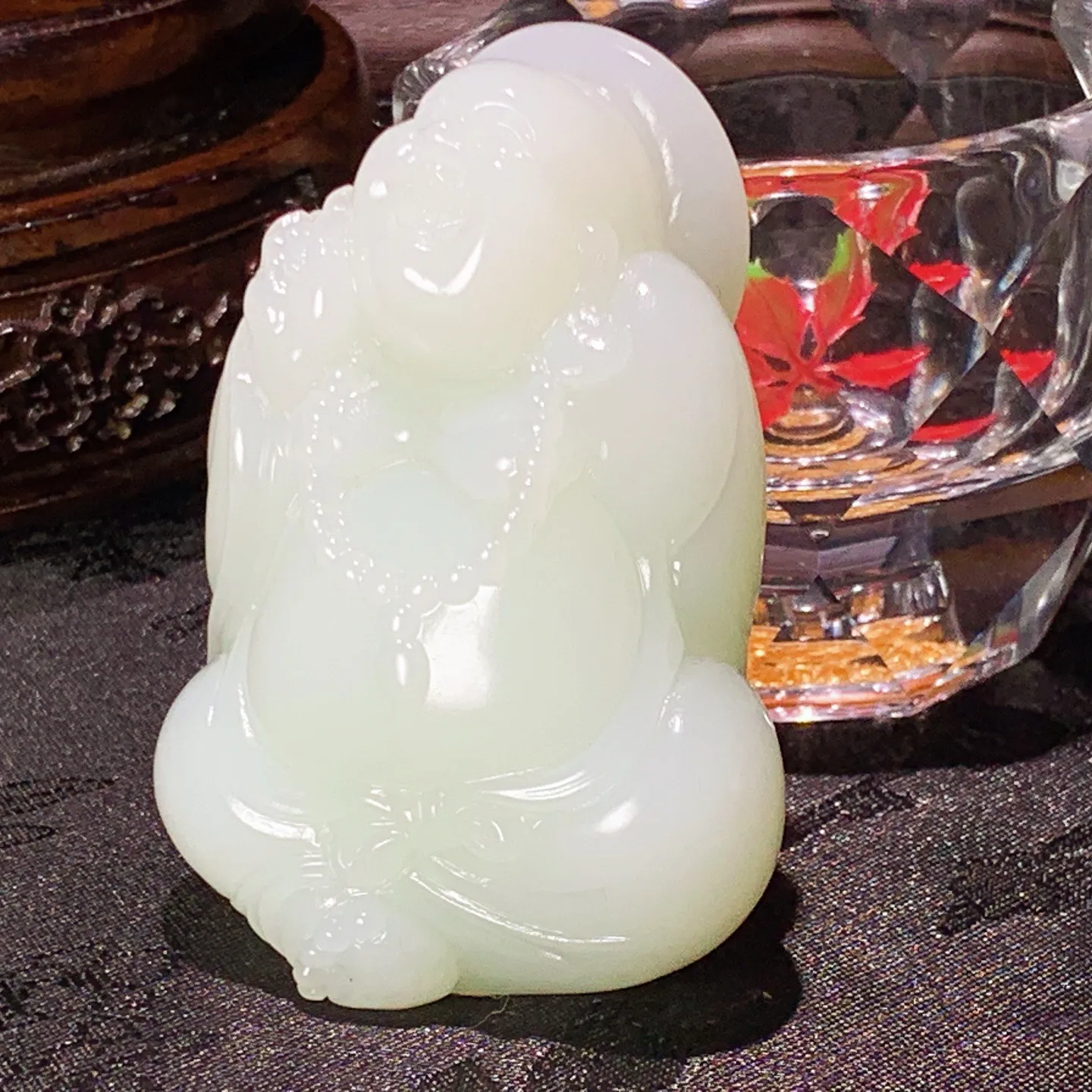新疆和田玉羊脂白佛引福来弥勒佛把件。尺寸66/47/27重117克。玉质细腻油润。手推出油。佩戴高端