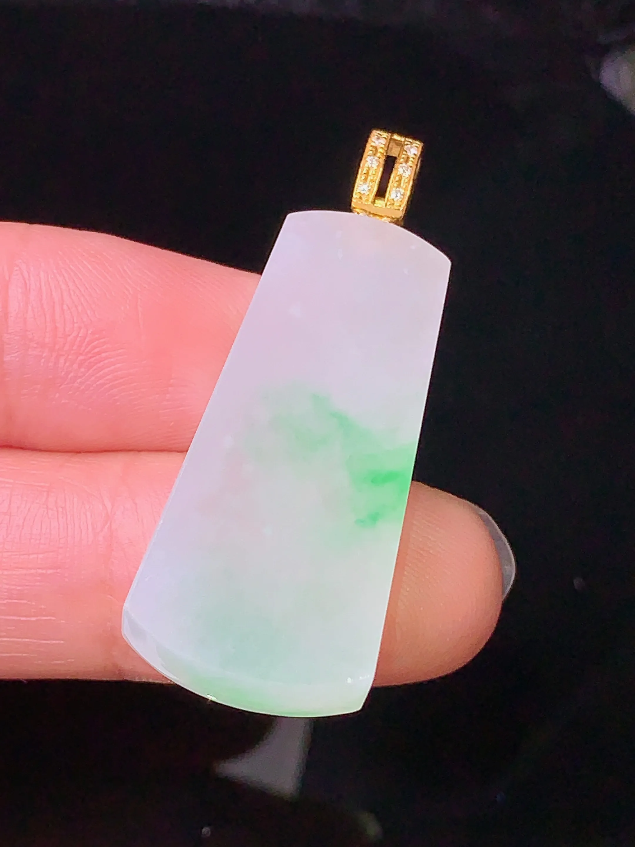 18k金钻镶嵌飘绿无事牌吊坠 玉质细腻 色泽艳丽 整体尺寸38.8*14.7*6