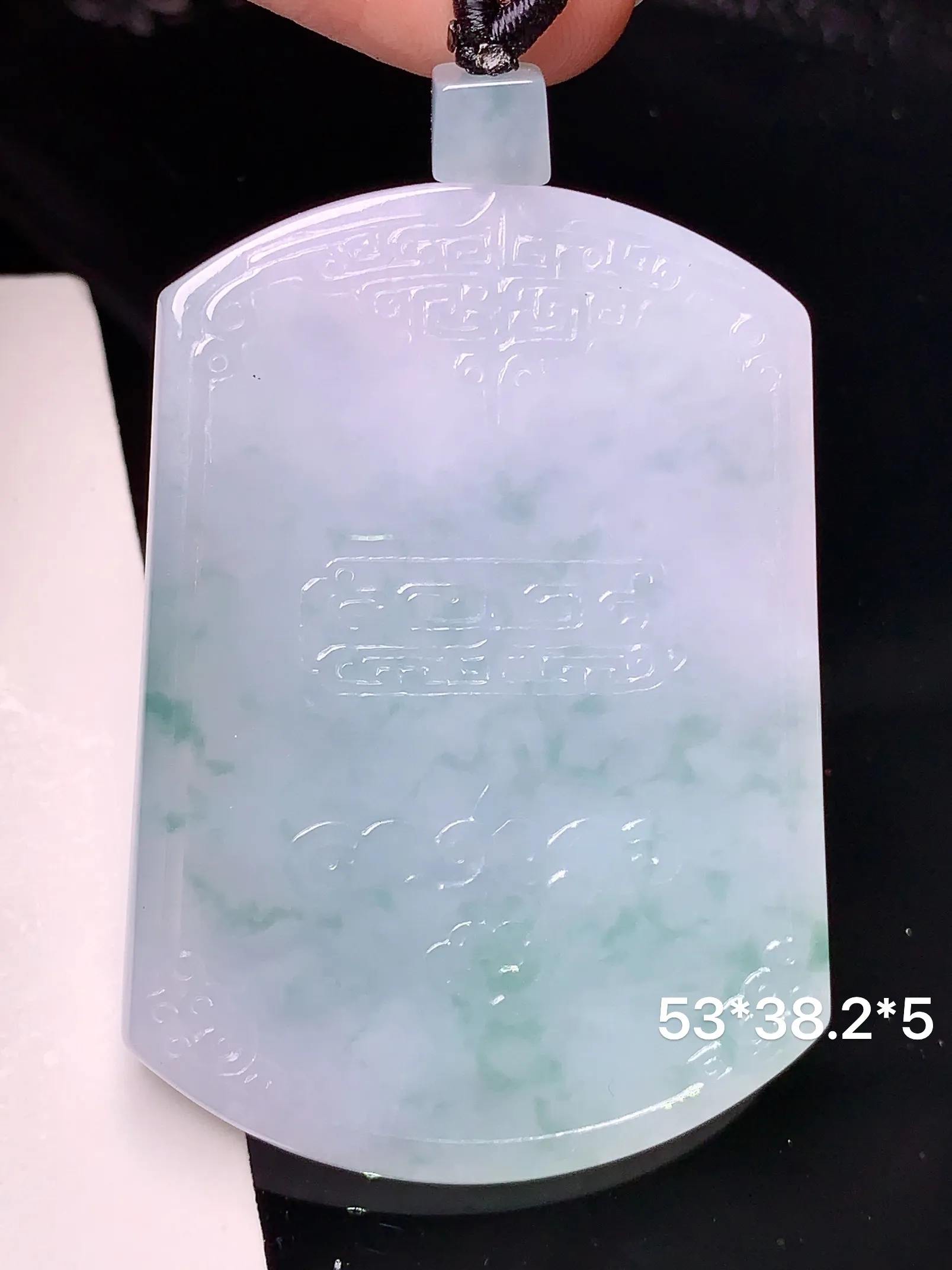 飘绿雕花无事牌吊坠 玉质细腻 色泽清新艳丽 整体尺寸53*38.2*5