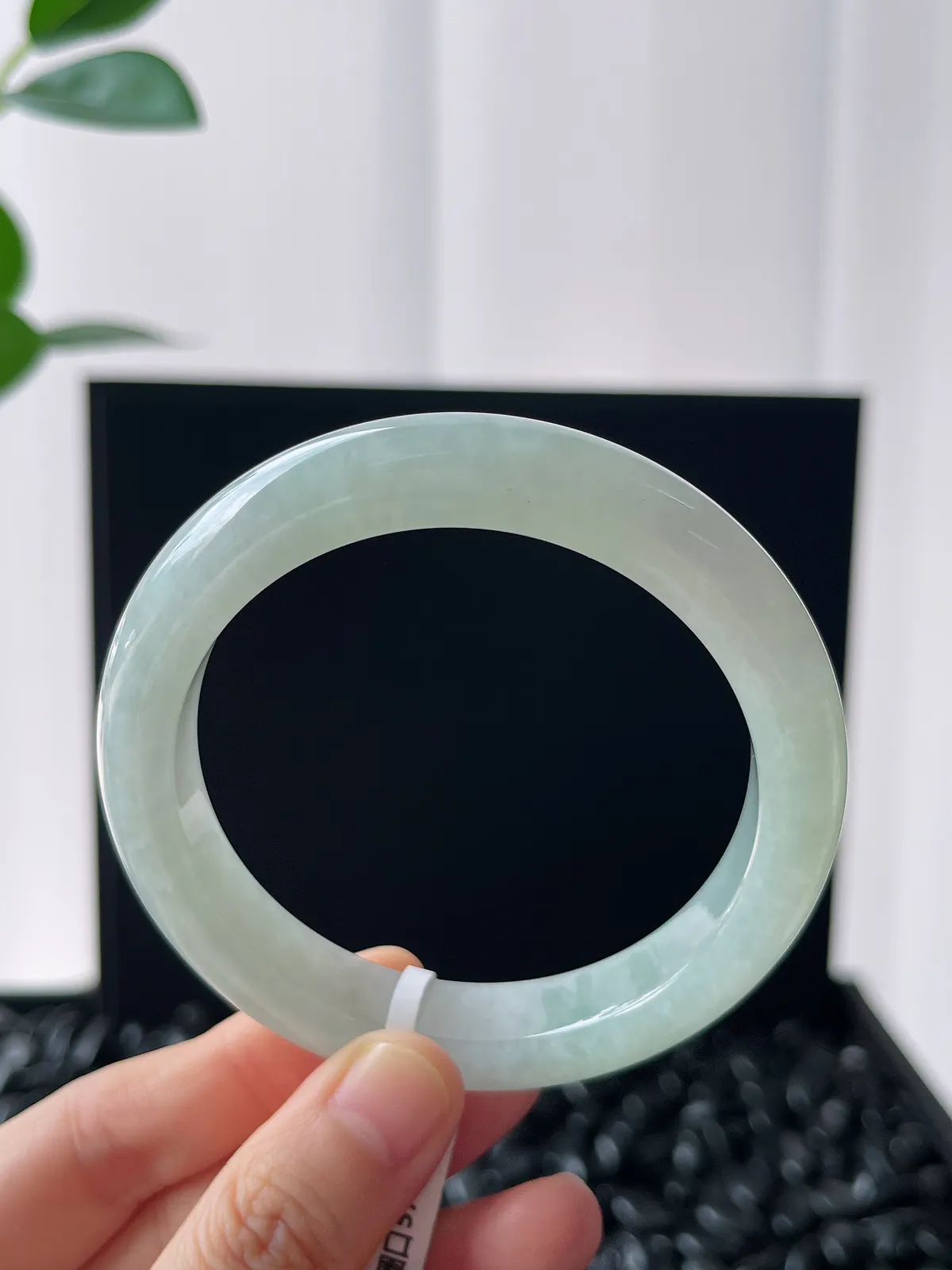 正圈57圈口，翡翠冰糯种淡绿色手镯