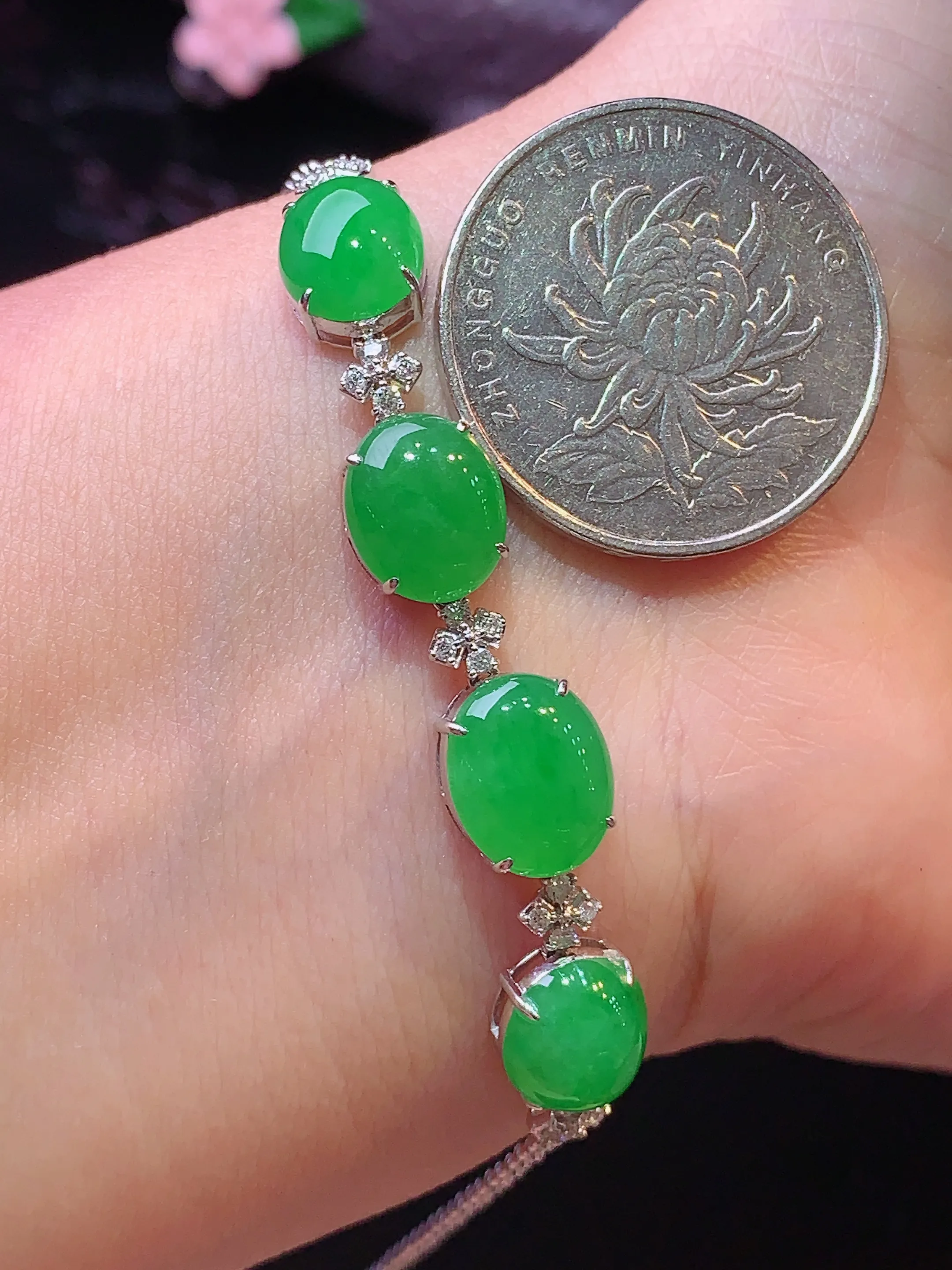 18k金钻镶嵌满绿蛋面手链 玉质细腻 色泽艳丽 整体尺寸60*8.2*6