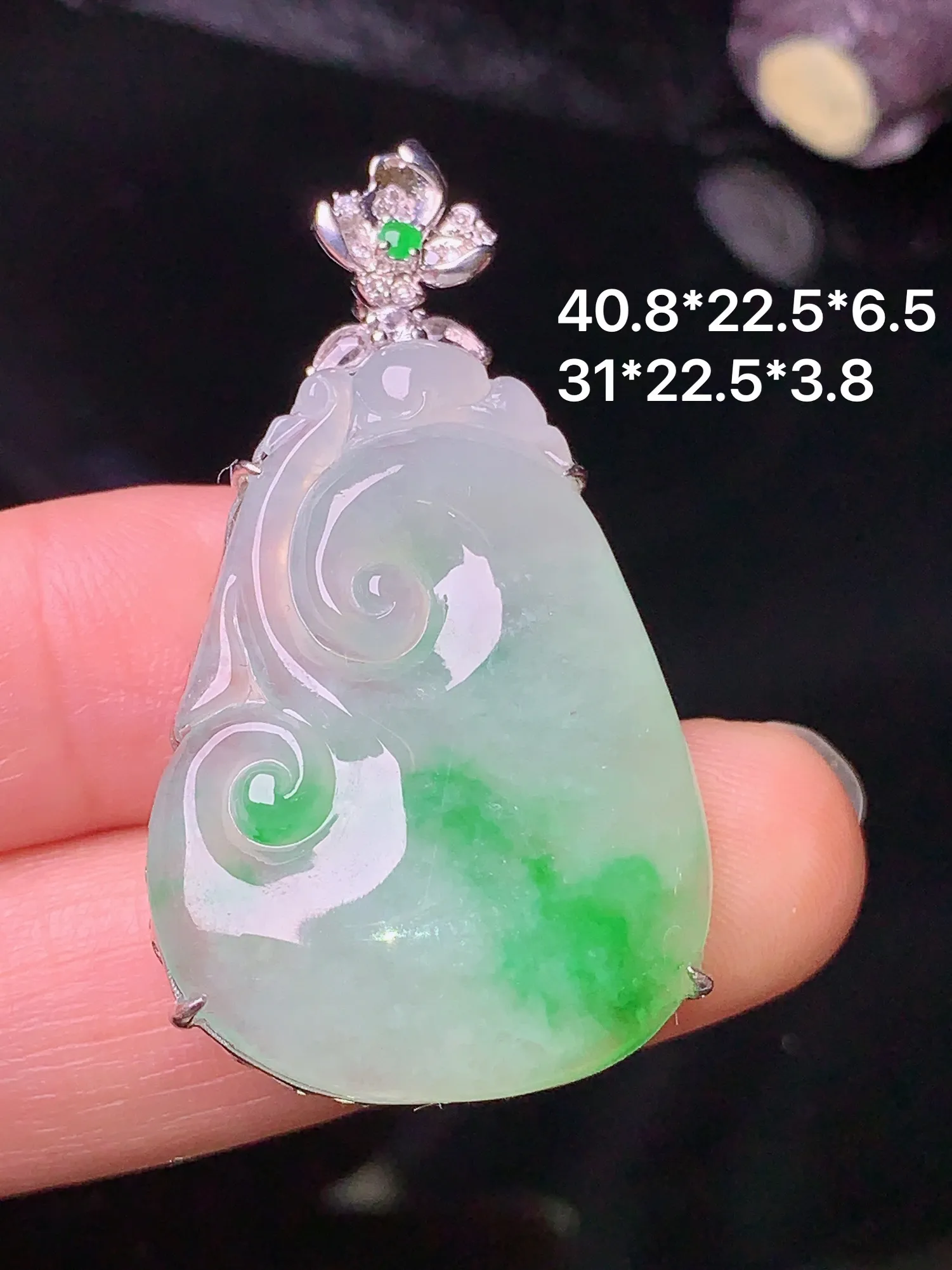 18k金钻镶嵌飘绿如意吊坠 玉质细腻 色泽艳丽 整体尺寸40.8*22.5*6.5