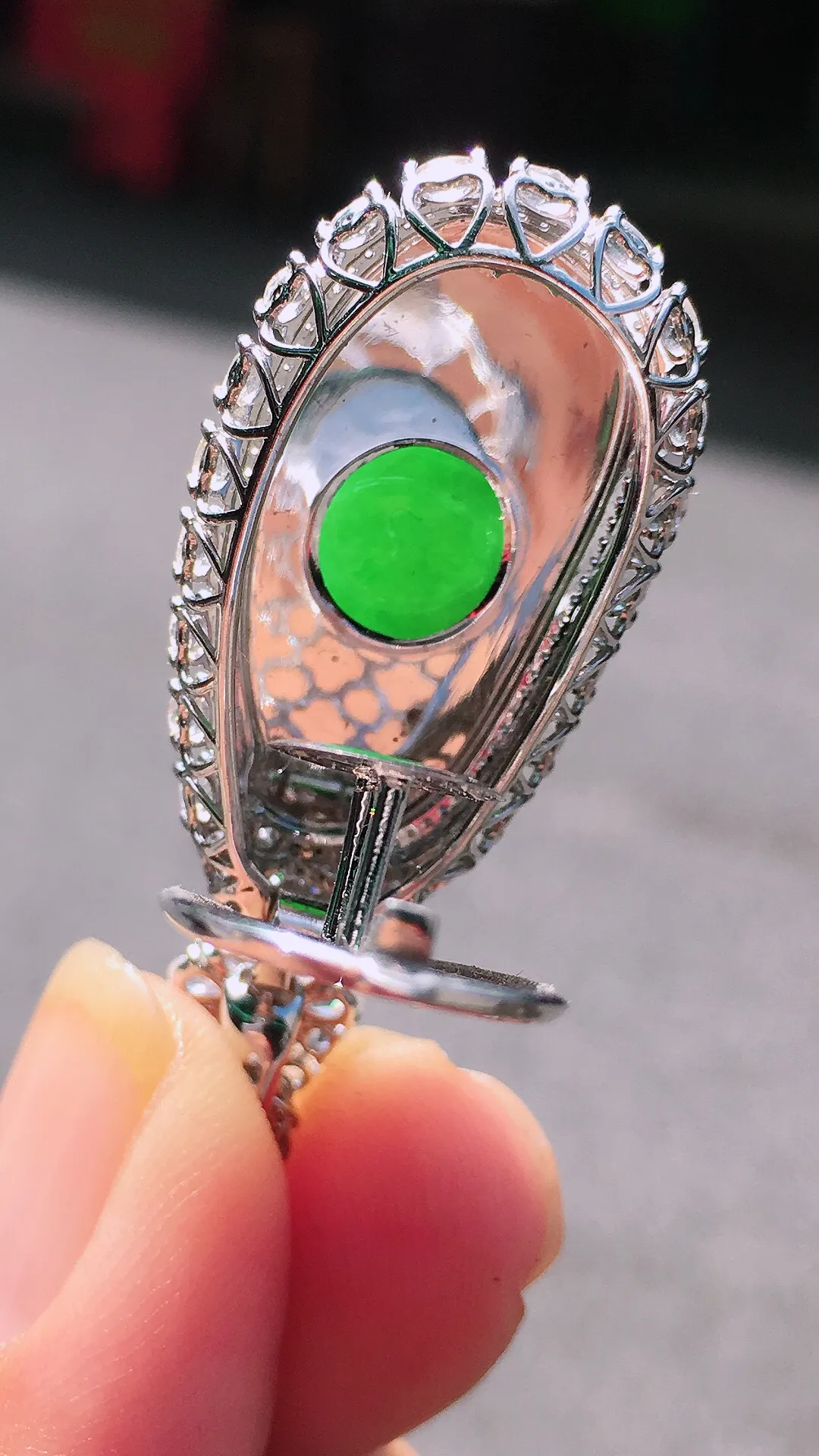 阳绿福豆吊坠，色泽均匀艳丽，玉质细腻，荧光感超
强，饱满圆润，尽显优雅气质，18k
金豪华镶嵌