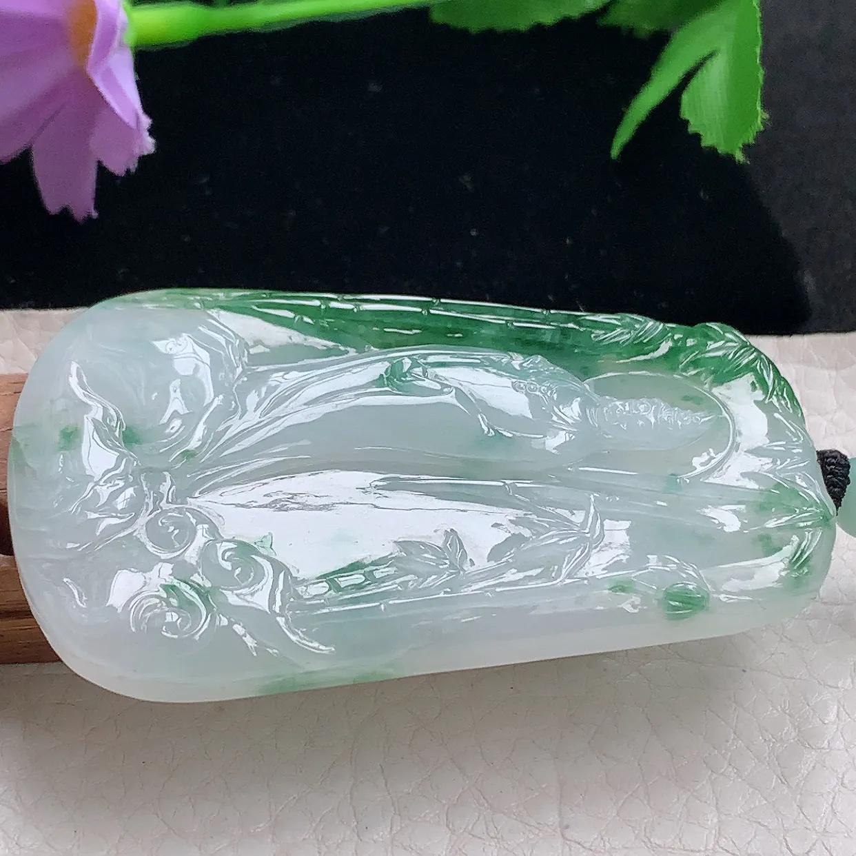 yl自然光68*43*6.4特色满爽天然缅甸翡翠山水观音玉吊坠 玉挂件