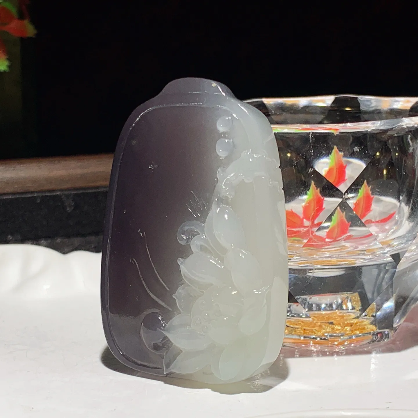 和田玉白加紫罗兰花开富贵莲花牌子挂件。尺寸58/38/12重50克。玉质细腻油润。手推出油。佩戴高端