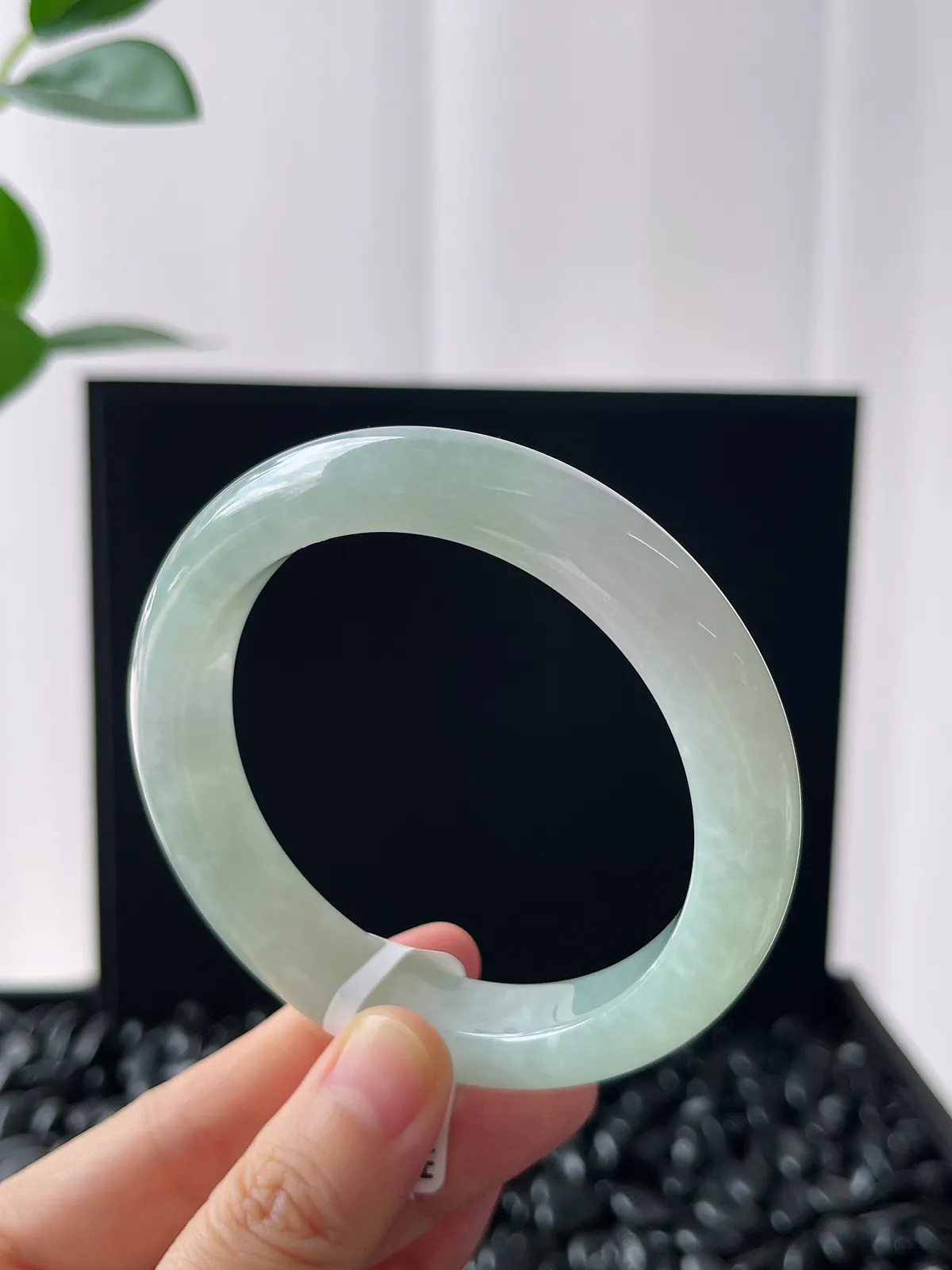 正圈57.5圈口，翡翠冰糯种淡绿色手镯