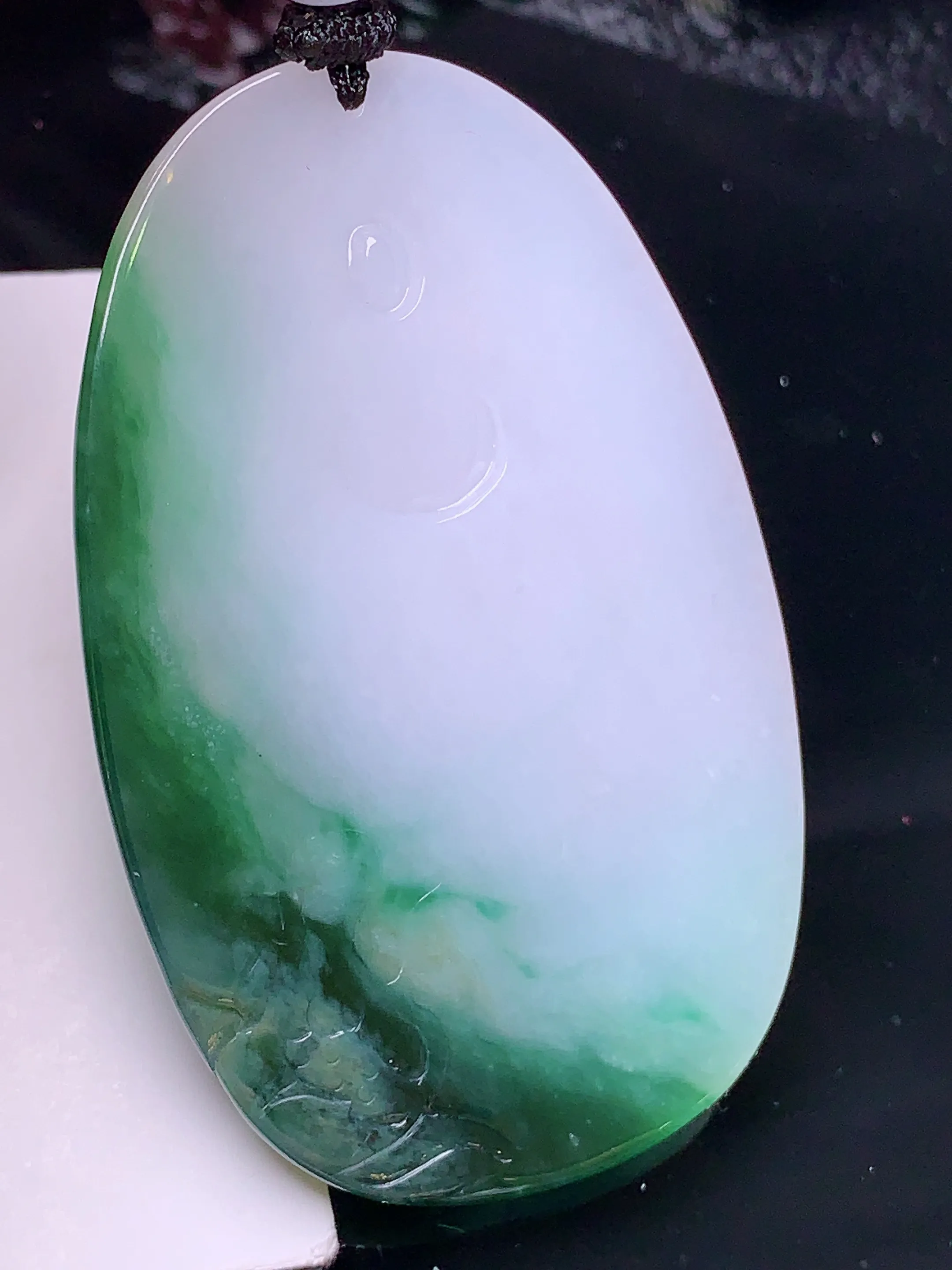 飘绿观音菩萨吊坠 玉质细腻 色泽清新艳丽 整体尺寸62.8*40*5.2