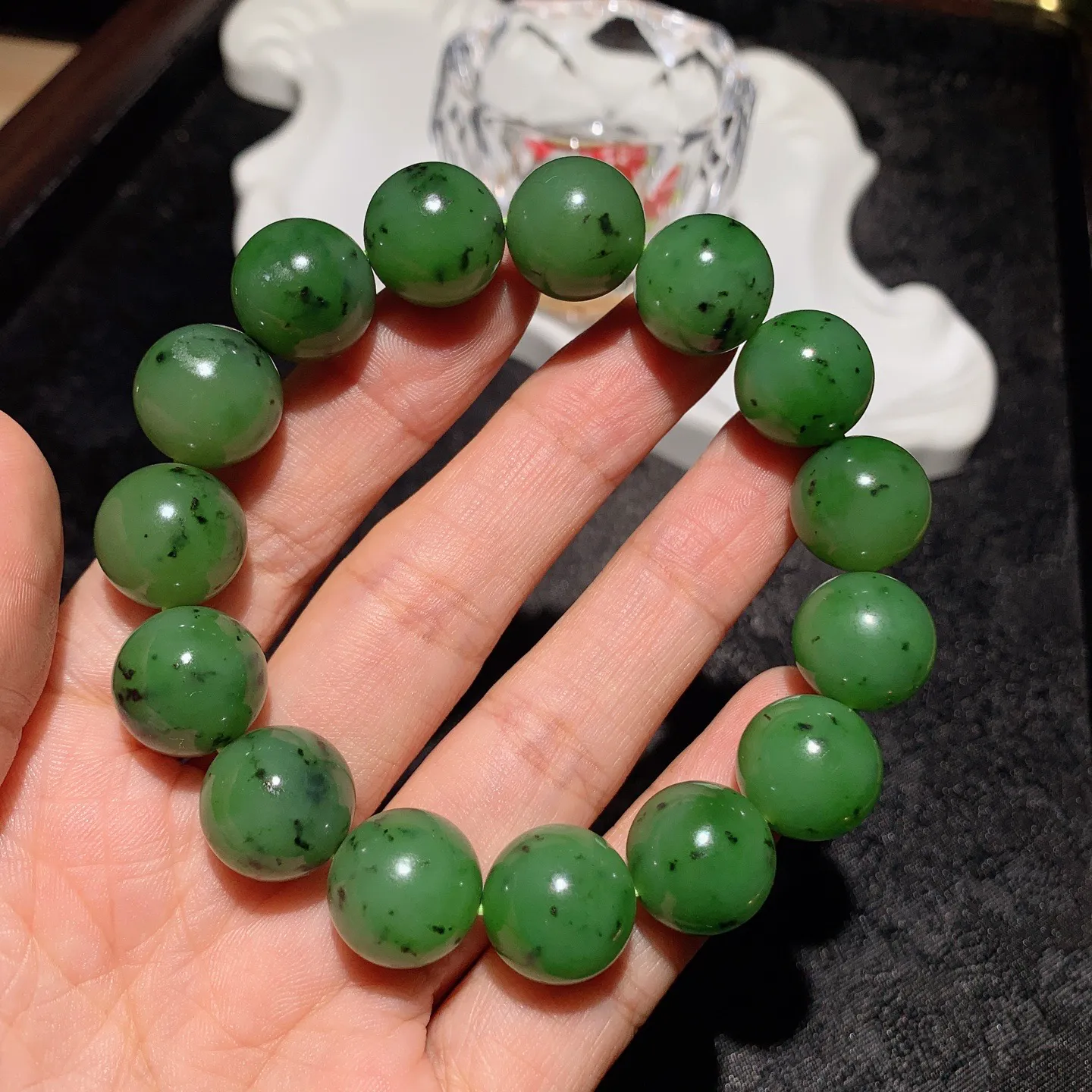 和田玉阳绿俄罗斯碧玉圆珠手串。单颗尺寸14重65.6克。玉质细腻油润。手推出油。佩戴高端典雅。lt251104