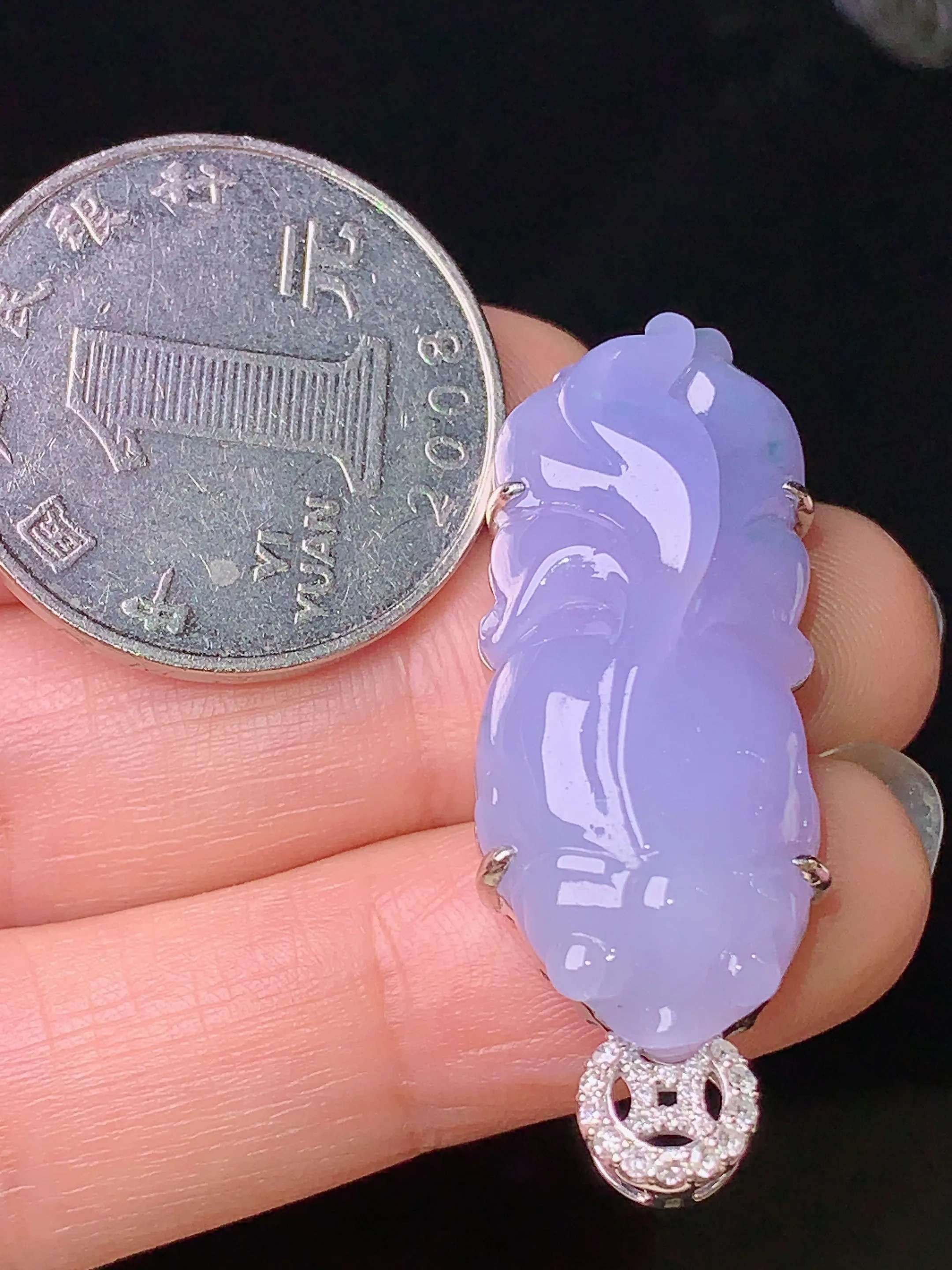 18k金钻镶嵌紫罗兰金鱼吊坠 玉质细腻 色泽艳丽 整体尺寸37.5*14.3*8.5