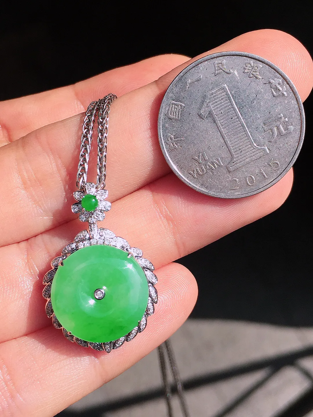阳绿平安扣吊坠，色泽均匀艳丽，玉质细腻，荧光感超
强，饱满圆润，尽显优雅气质，18k
金豪华镶嵌