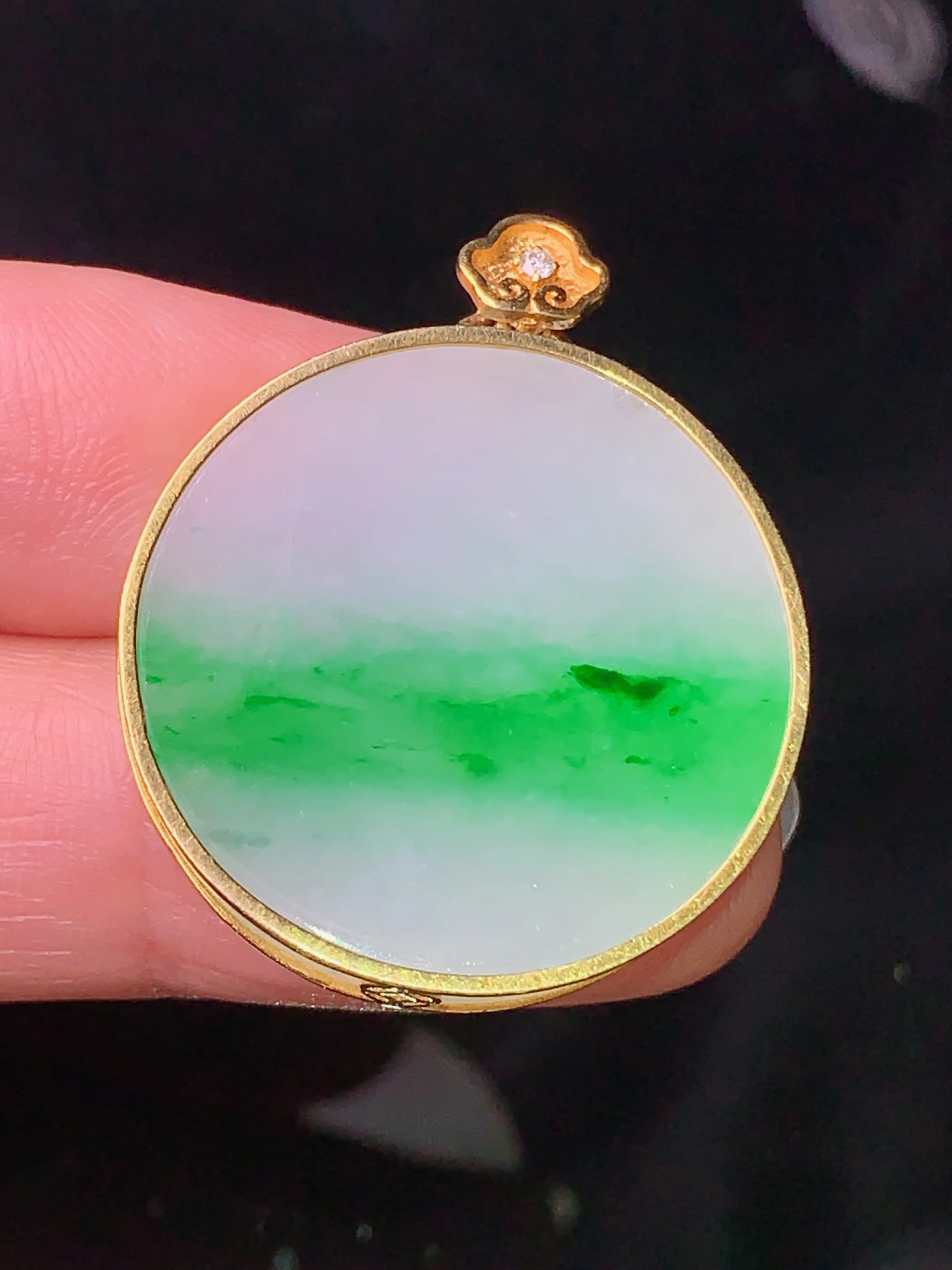 18k金钻镶嵌飘绿圆牌吊坠 玉质细腻 色泽艳丽 整体尺寸30.8*25.3*3.6