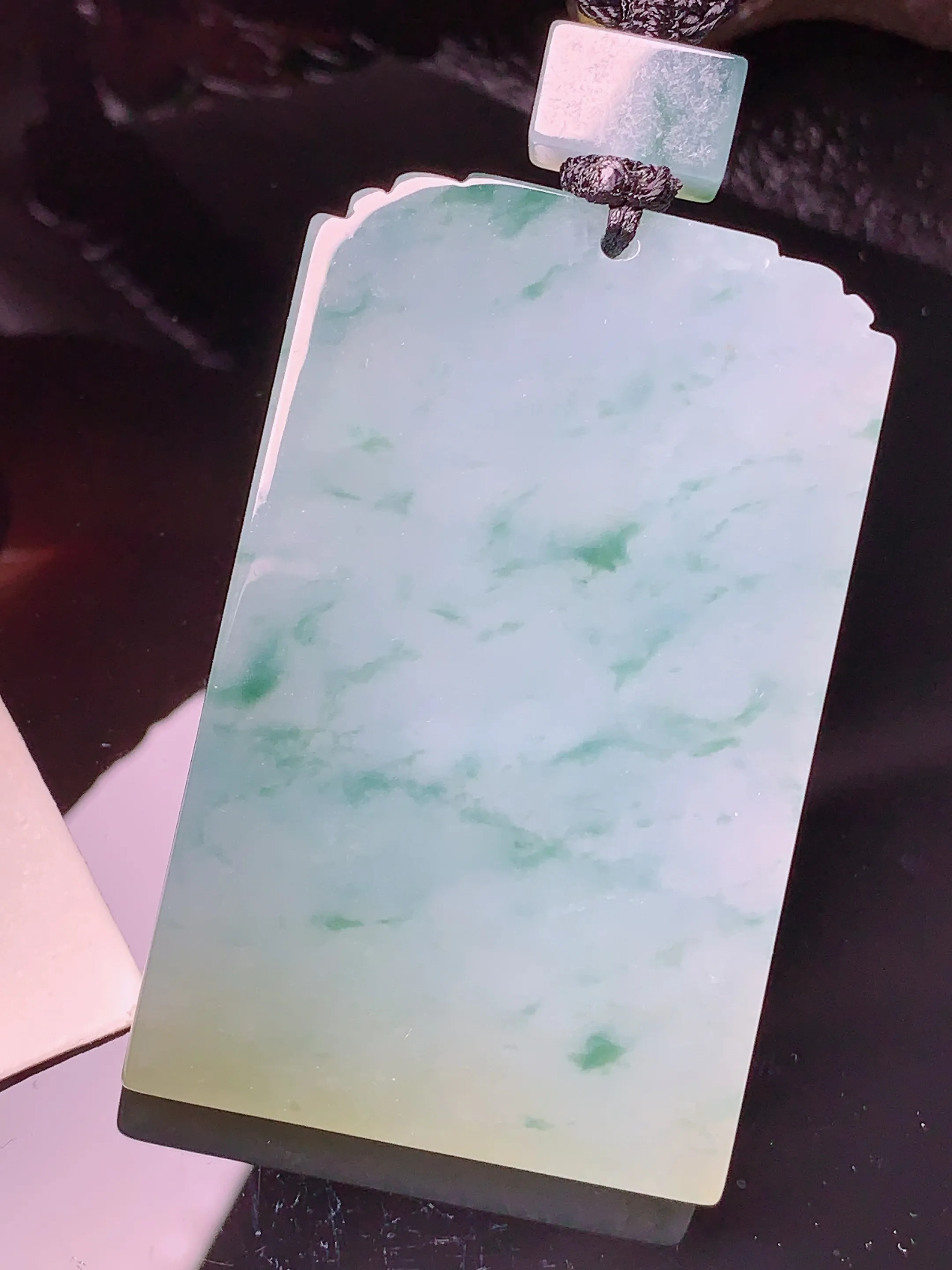 飘花无事牌吊坠 玉质细腻 色泽清新艳丽 整体尺寸52.7*33*5.5