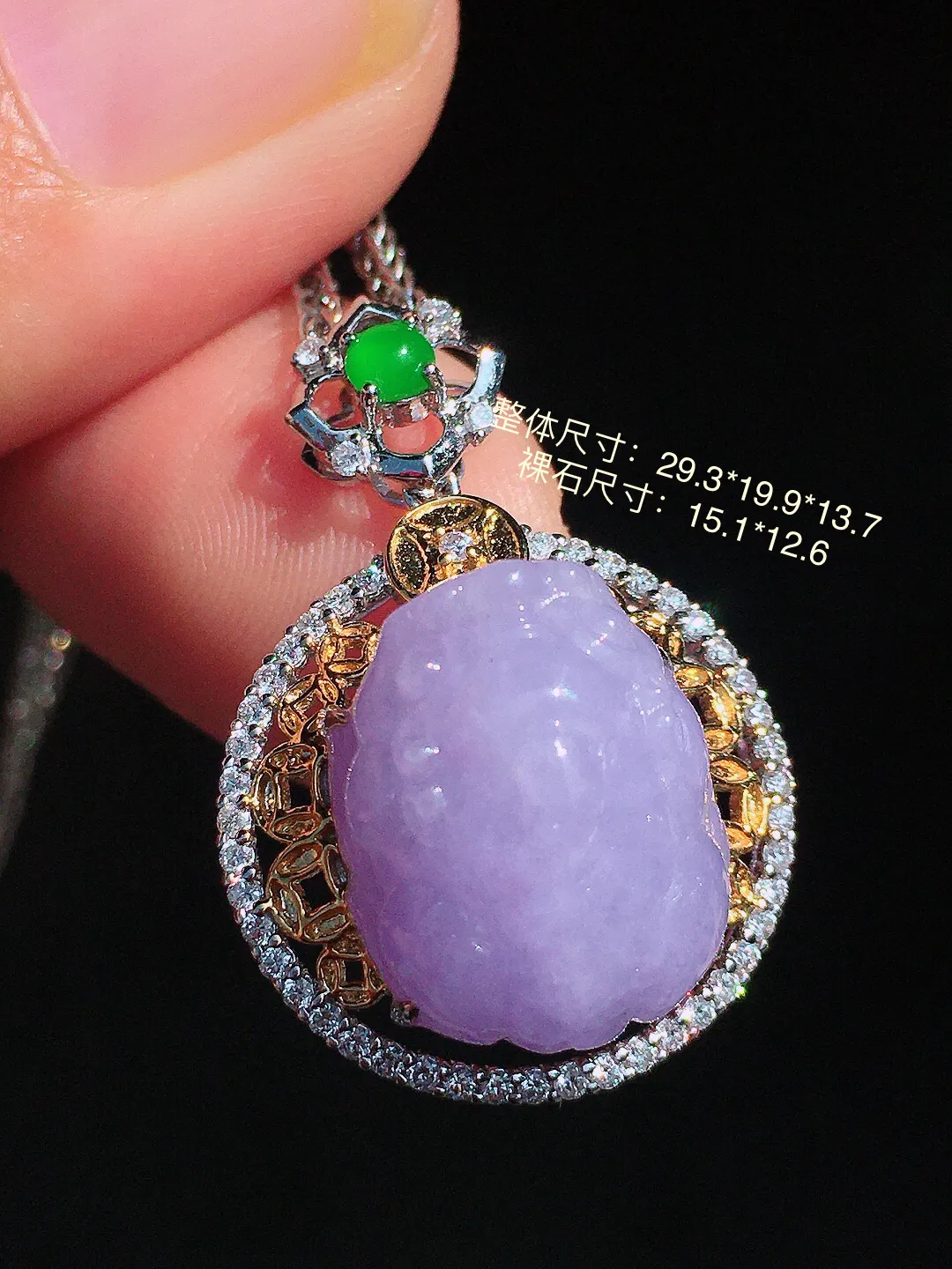 紫罗兰貔貅吊坠，色泽均匀艳丽，玉质细腻，荧光感超
强，饱满圆润，尽显优雅气质，18k
金豪华镶嵌