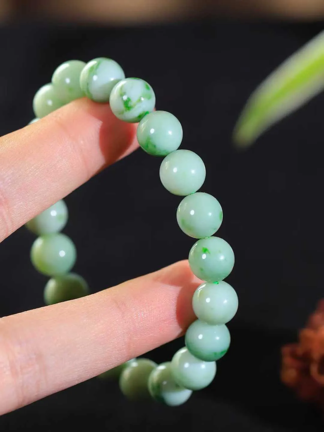 【珠圆玉润.手串】

精品和田玉翠青珠圆玉润手串 玉质温润细腻  整串打磨圆润，佩戴舒适。珠珠落玉盘，间关莺语花底滑，一生美好时光，无论身在何处，都有它相伴相守。事事顺遂，幸福美满，吉祥如意。重30.8克 尺寸取一9.9mm  FDA-22110533