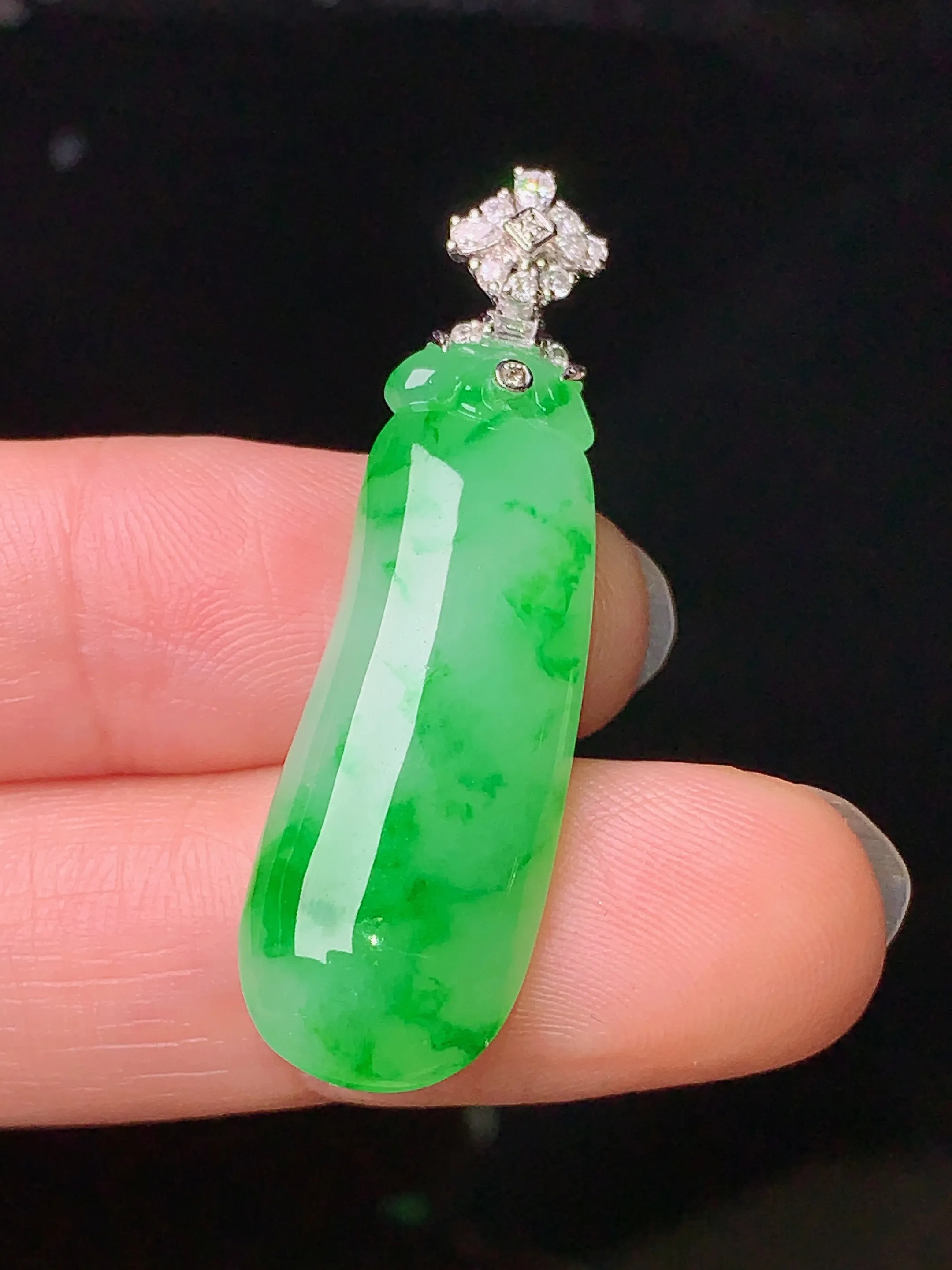 18k金钻镶嵌翠绿福瓜吊坠 玉质细腻 色泽艳丽 整体尺寸39.6*11.5*4.7